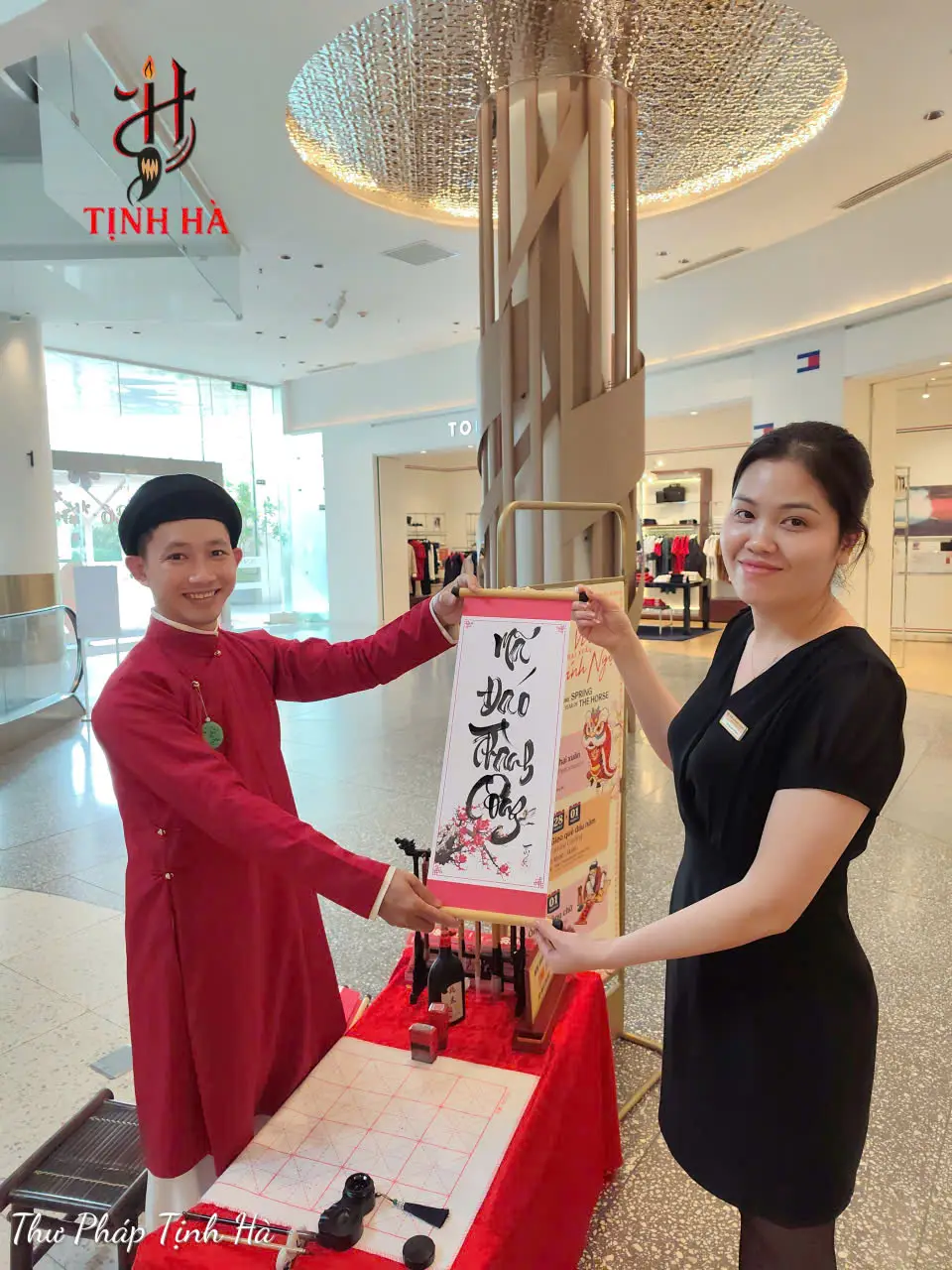 ông đồ tặng chữ thư pháp cho khách tham dự sự kiện