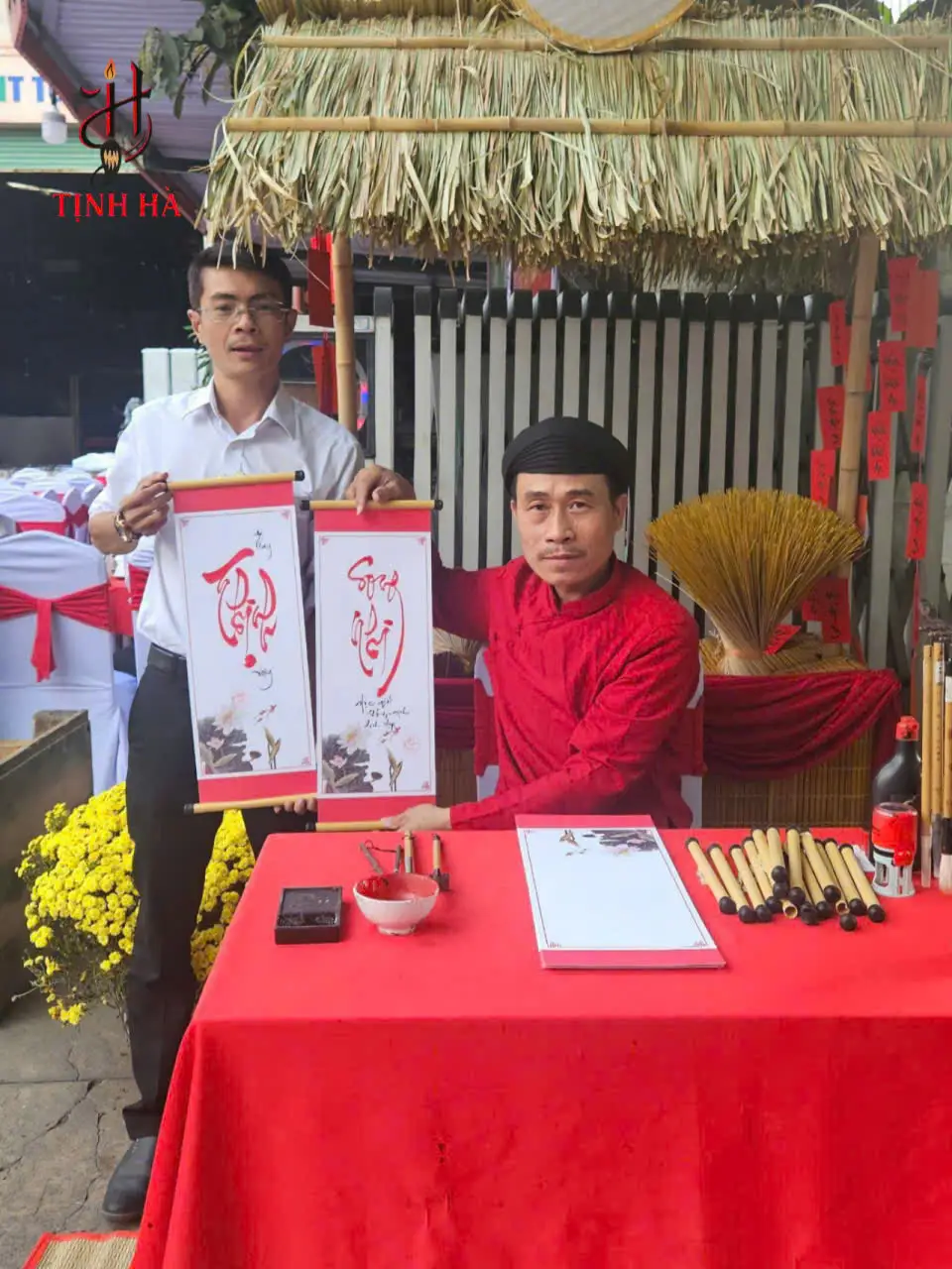 Ông đồ và khách chụp hình cùng chữ thư pháp Thịnh