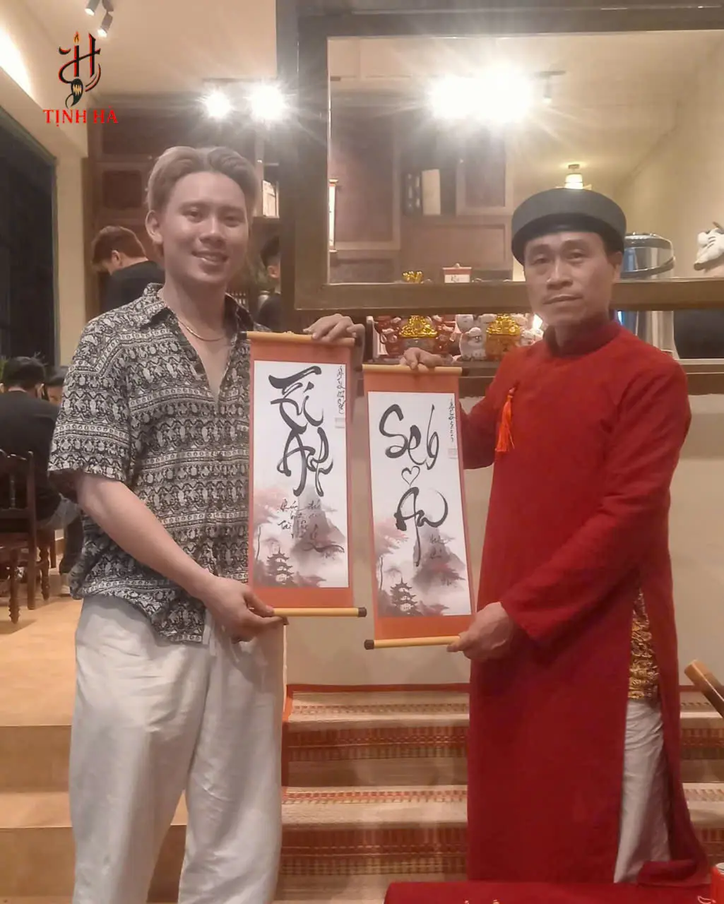 Hoạt động viết thư pháp diễn ra trong không gian ấm cúng tại Cafe Hội