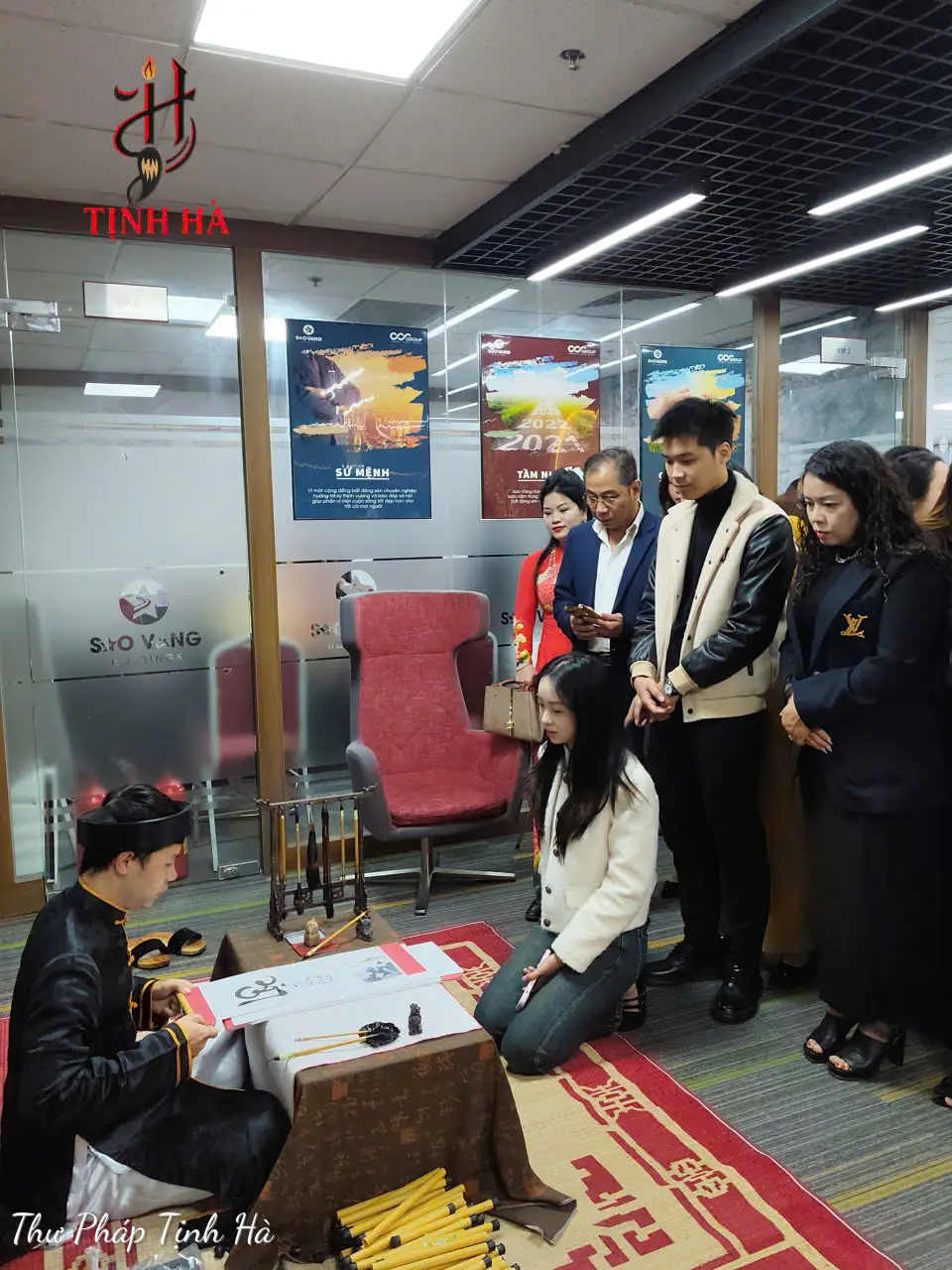 Ông đồ thư pháp trong trang phục truyền thống với đầy đủ văn phòng tứ bảo tại sự kiện