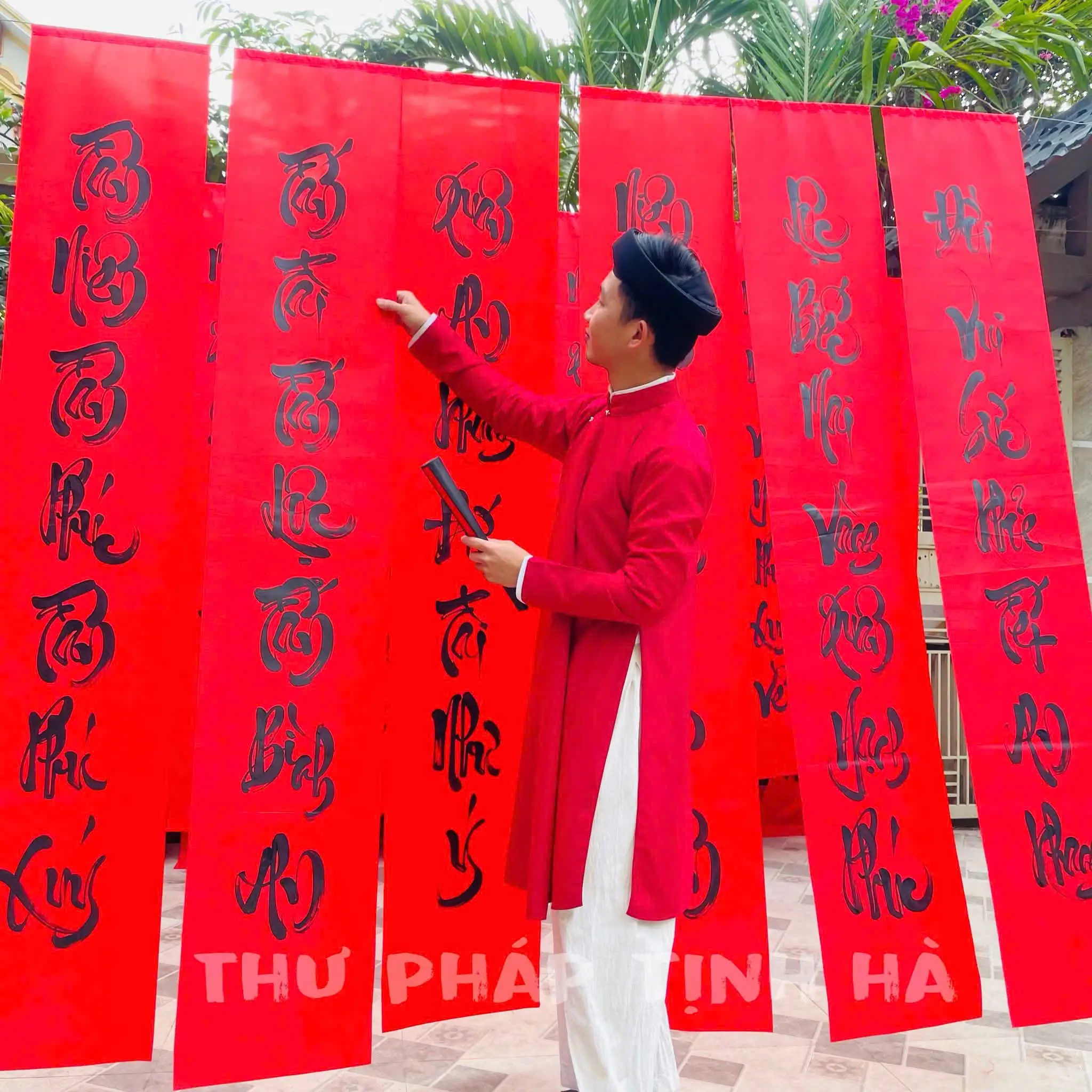 Nghệ nhân Thư Pháp Tịnh Hà giới thiệu các mẫu câu đối Tết 4 chữ viết tay trên giấy đỏ truyền thống phục vụ trang trí và quà tặng dịp Tết Nguyên đán.