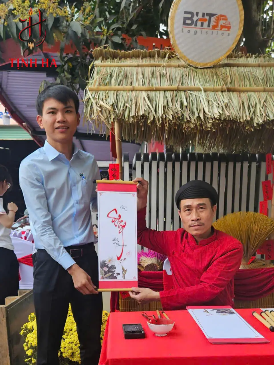 Ông đồ viết chữ Sang ( giàu sang phú quý )thư pháp tặng khách tại sự kiện