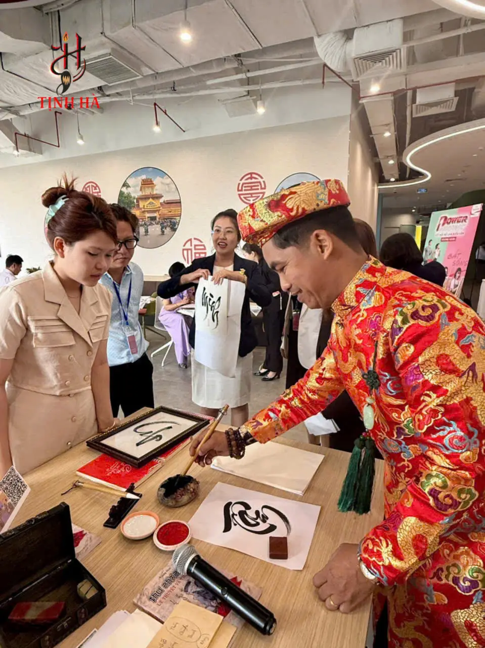 Ông đồ viết chữ thư pháp trong sự kiện Prudential quận 11 TPHCM