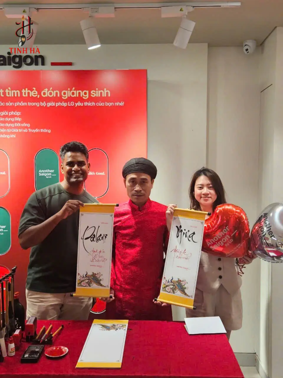 khách nước ngoài nhận tranh thư pháp tại sự kiện.