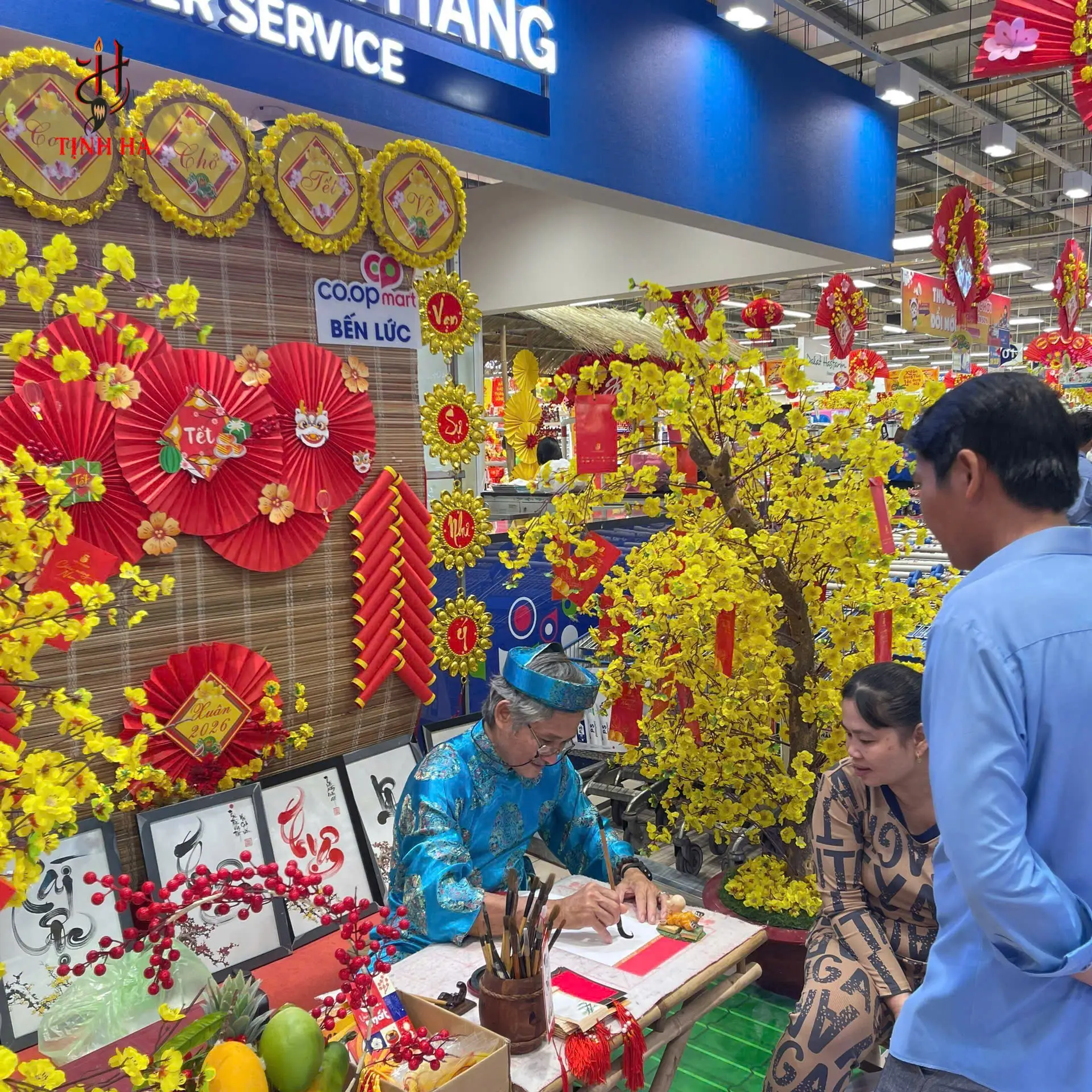 Ông đồ viết thư pháp tại Co.opmart Bến Lức