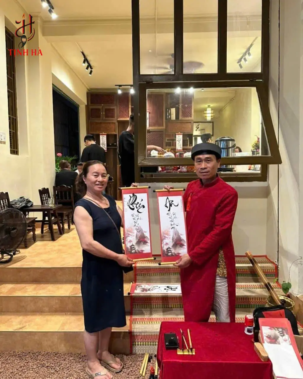 ông đồ viết thư pháp tặng khách tại quán cafe Bình Thạnh