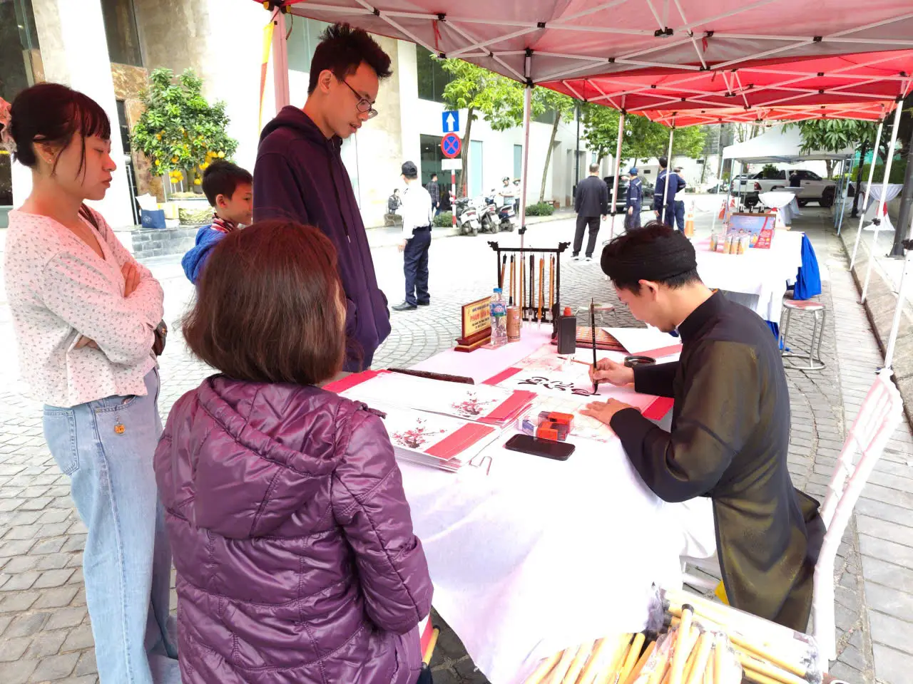ông đồ viết chữ thư pháp tại hội chợ sự kiện ngoài trời