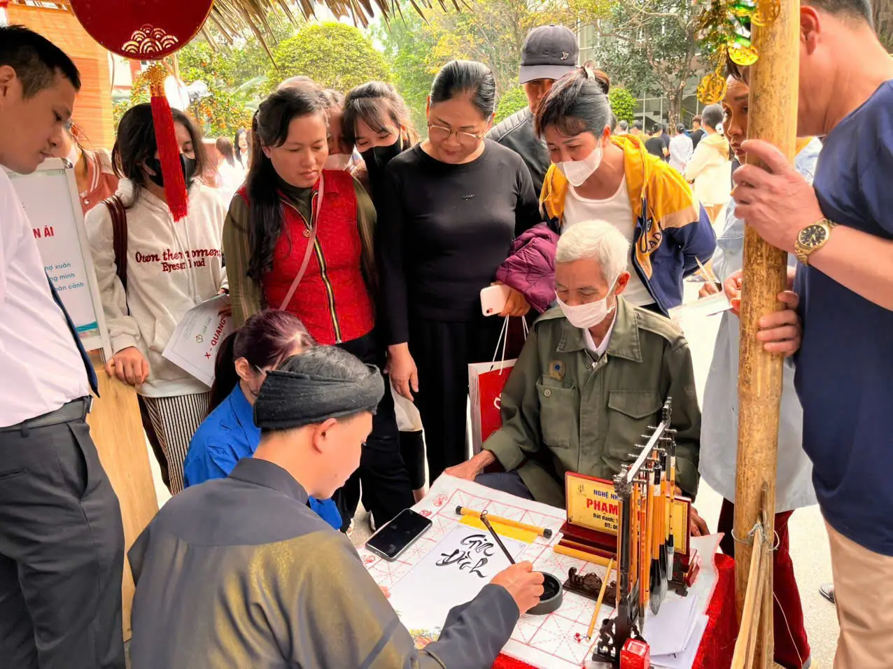 nghệ nhân thư pháp Tịnh Hà viết thư pháp tại sự kiện TPHCM