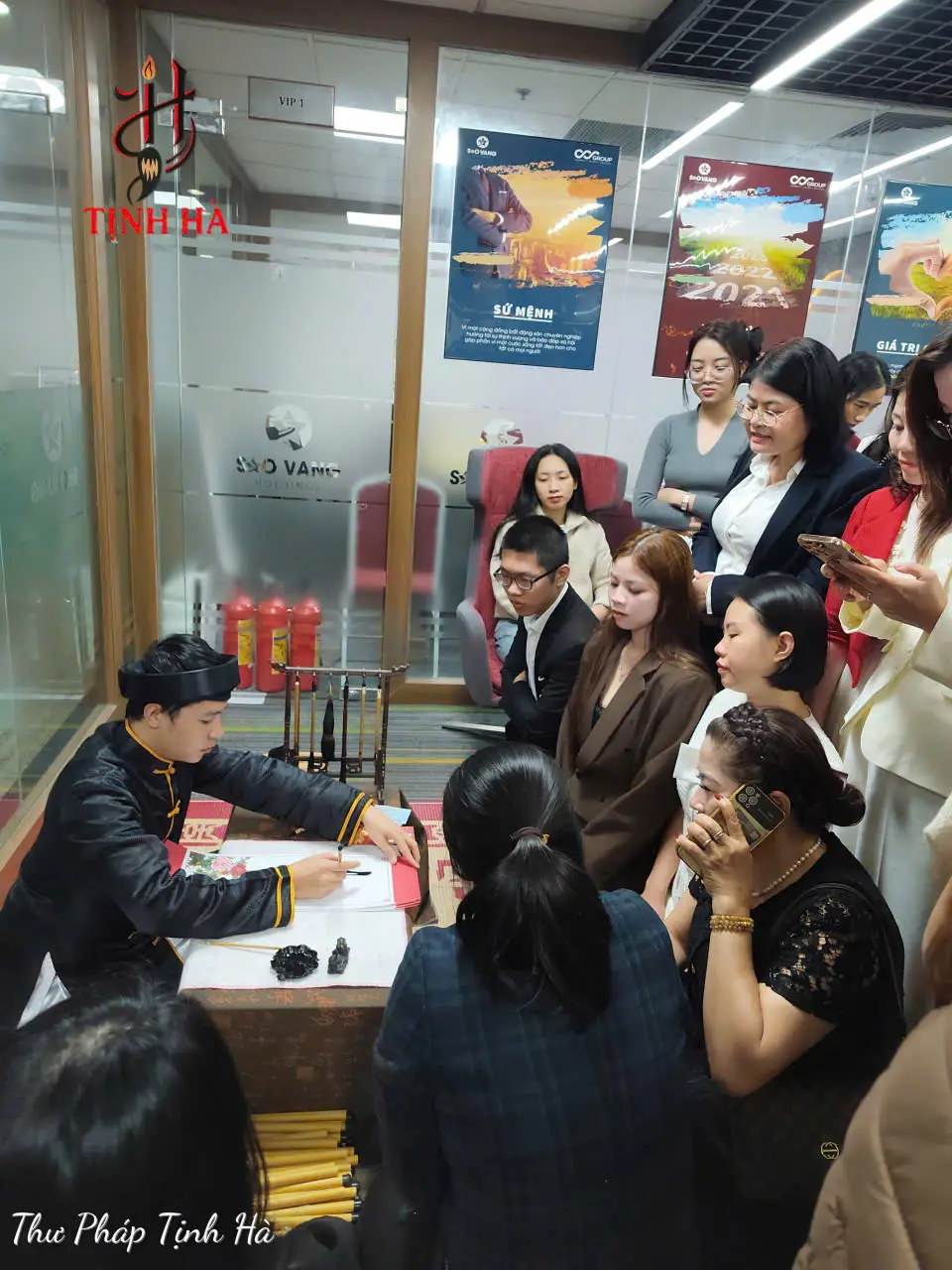 ông đồ viết thư pháp trong lễ khai trương