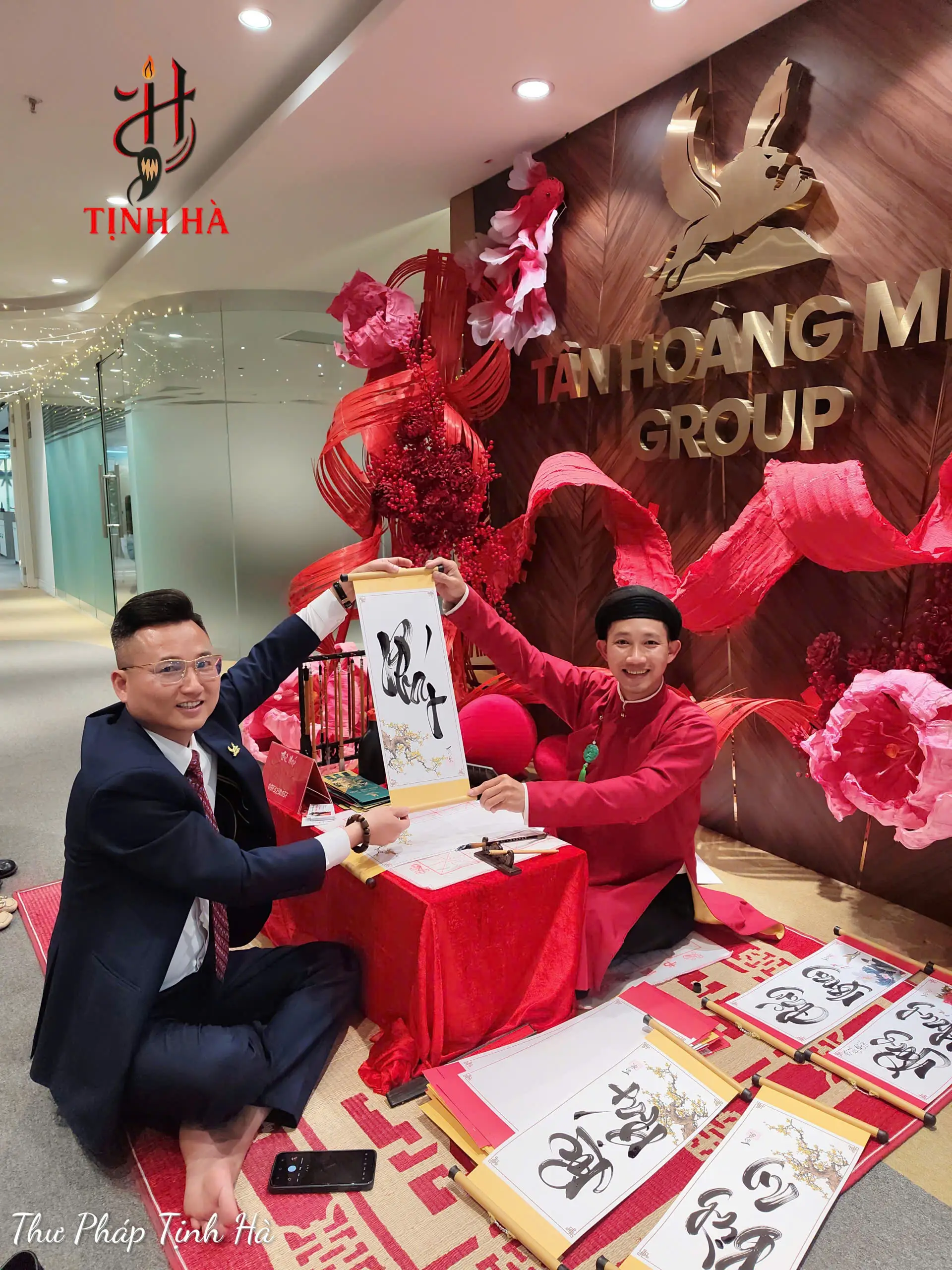 Ông đồ viết thư pháp và cho chữ đầu xuân trong dịp Tết cổ truyền.
