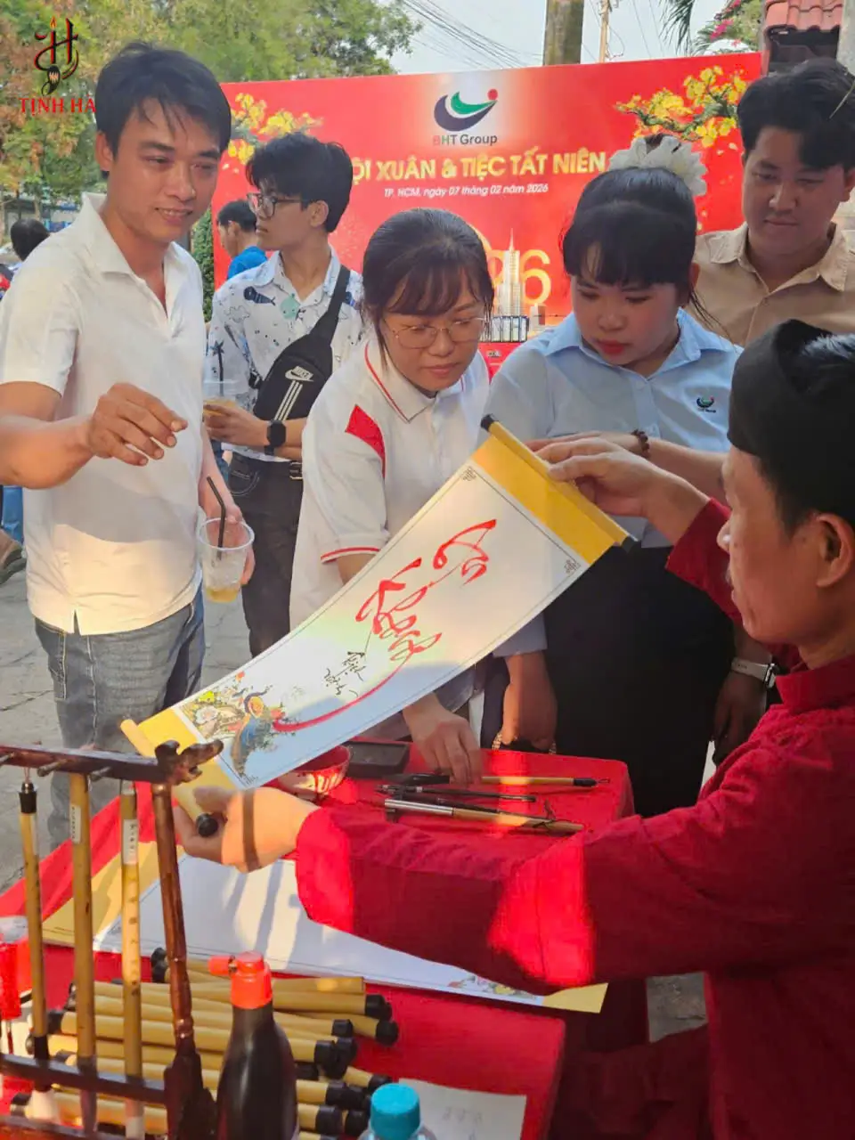 Ông đồ viết thư pháp tặng khách tại sự kiện BHT Group