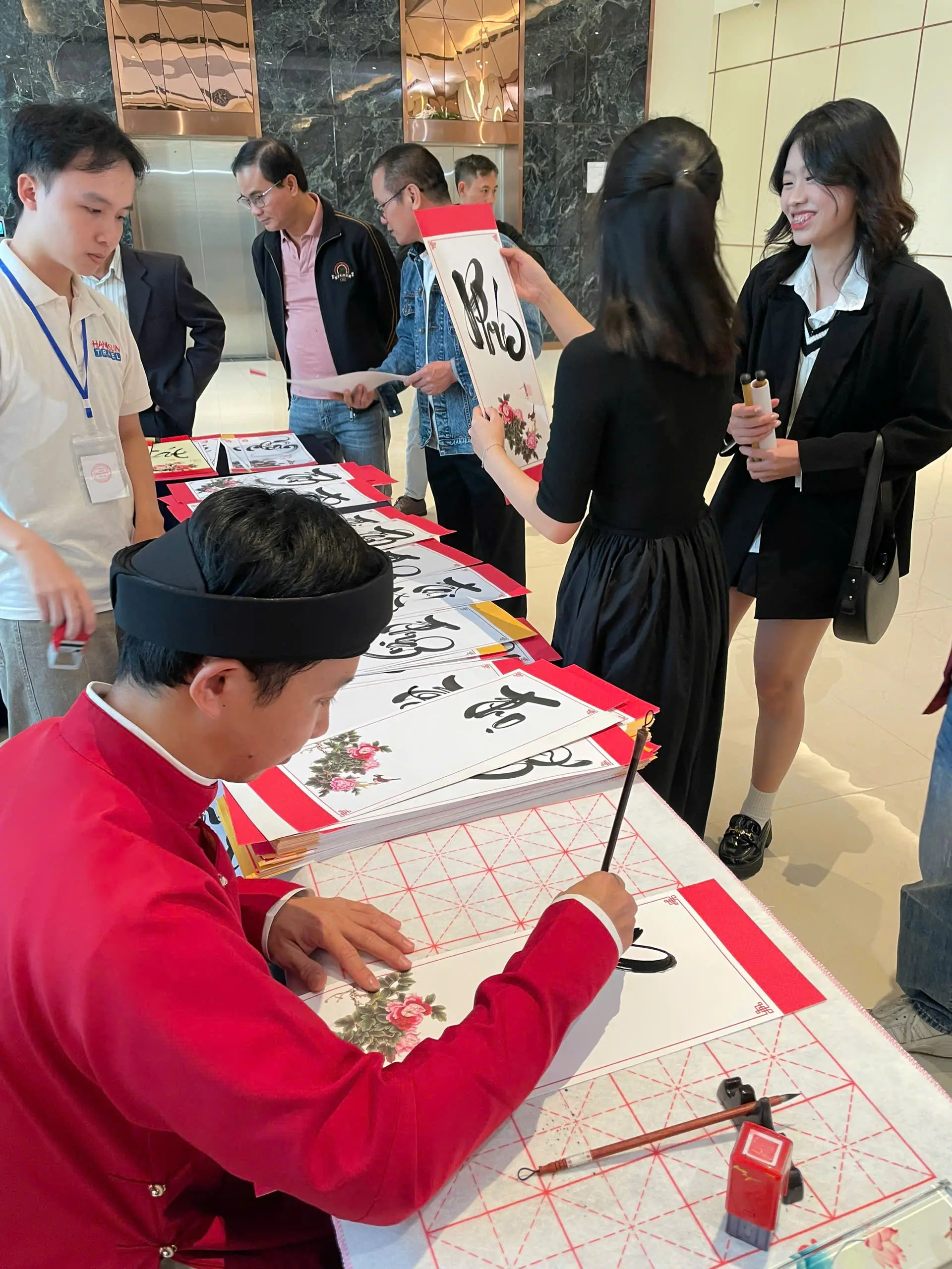 ông đồ viết thư pháp cho sự kiện công ty