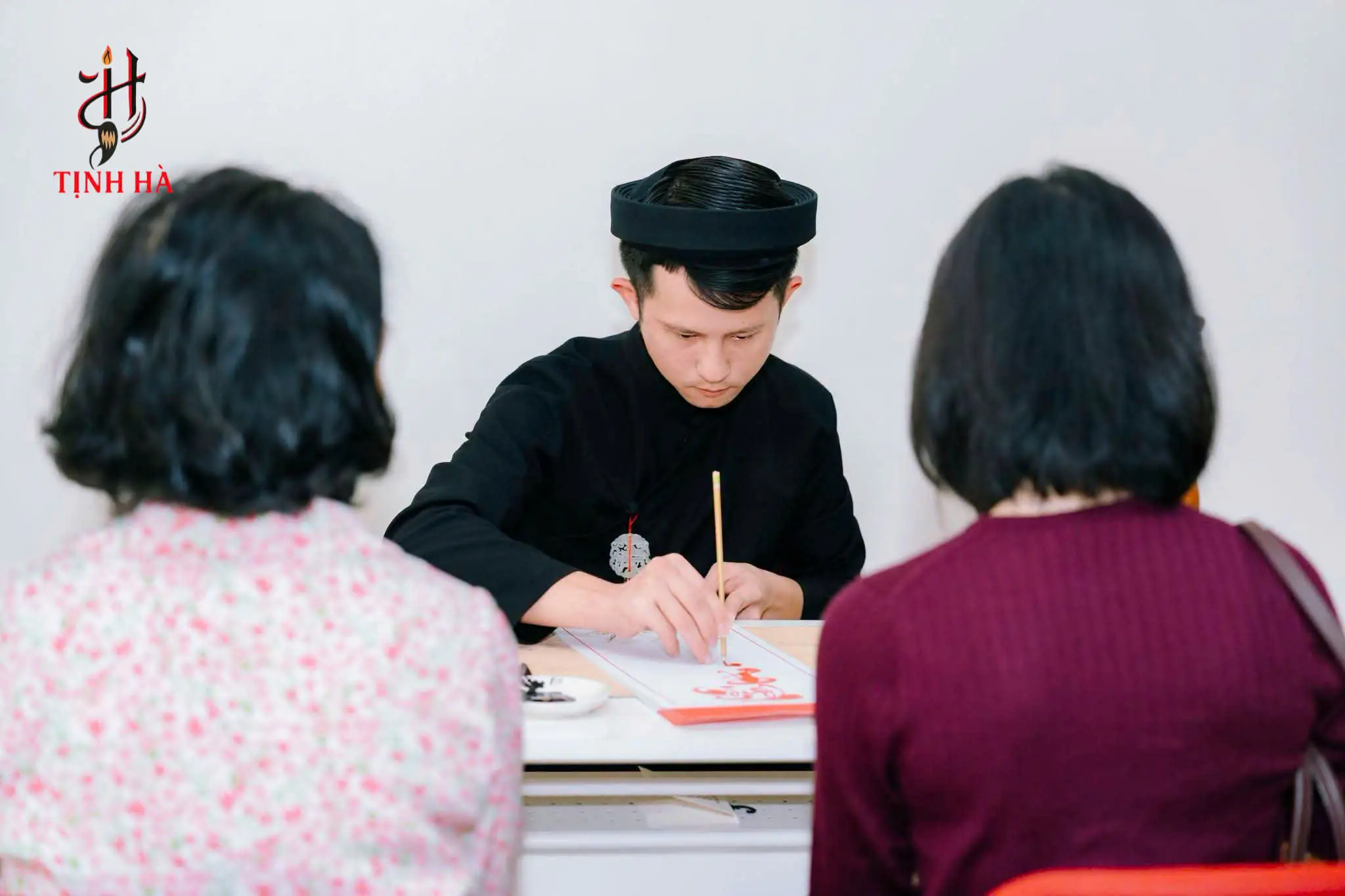 Ông đồ viết thư pháp tại sự kiện FWD cho khách tham dự