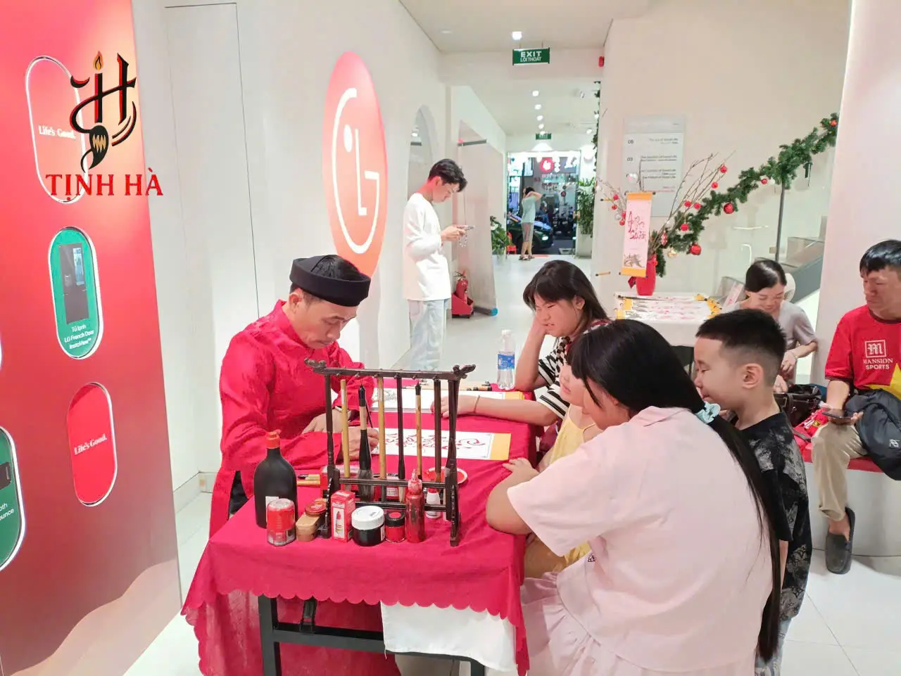 ông đồ viết thư pháp tại sự kiện LG Another Saigon Thuộc công ty Gia Minh TPHCM