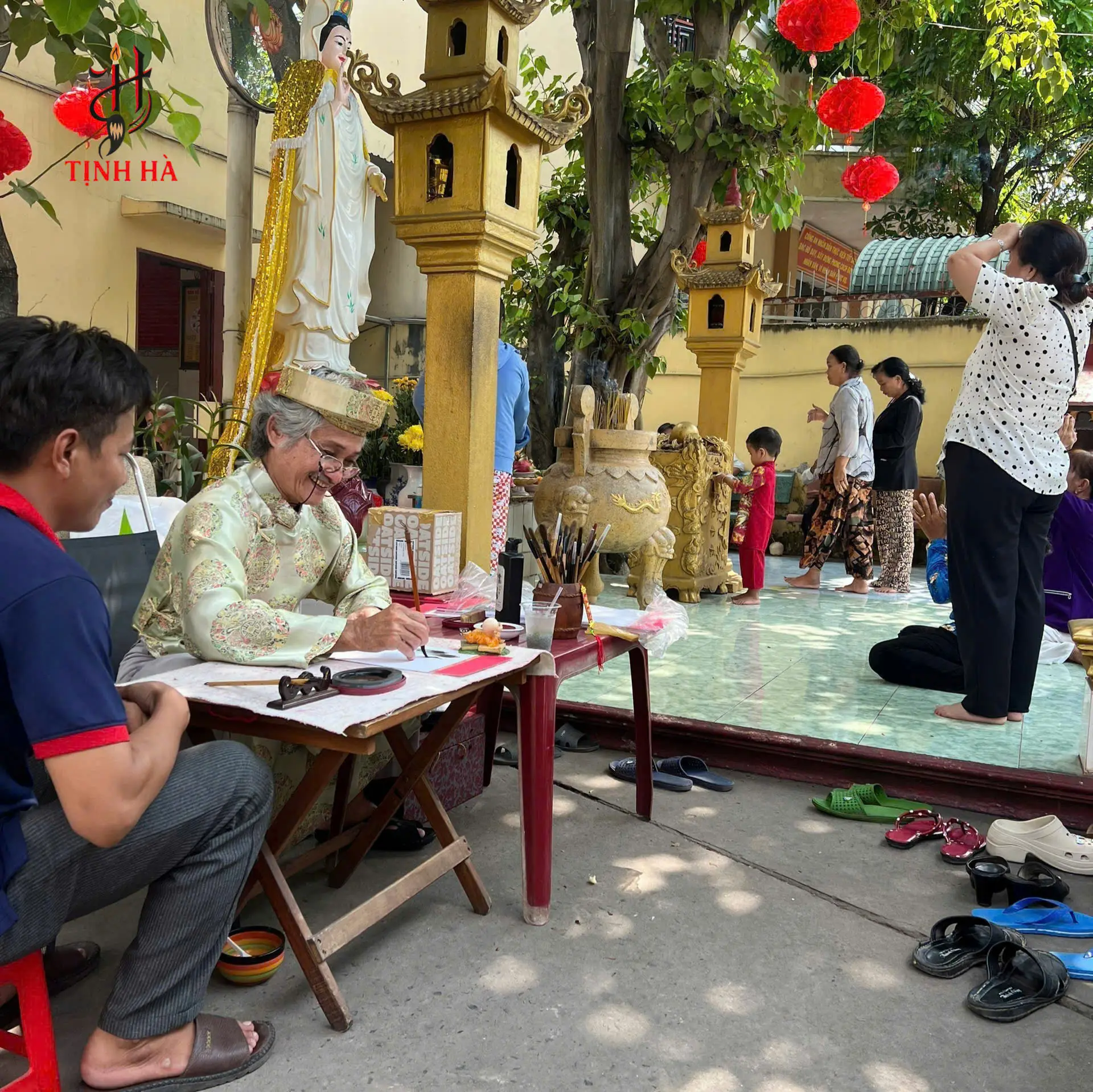 Ông đồ viết thư pháp tại khu vực sự kiện ngoài trời