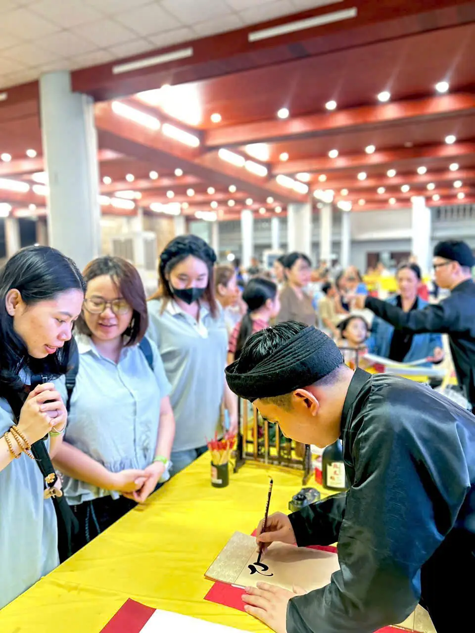 nghệ nhân thư pháp Tịnh Hà viết thư pháp tại sự kiện TPHCM