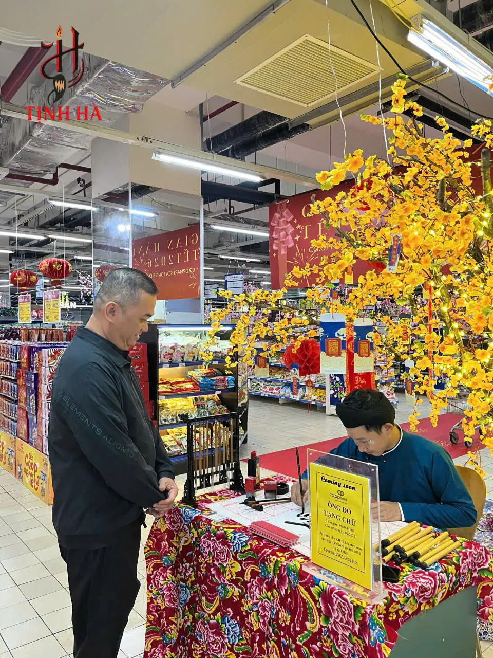 Ông đồ viết thư pháp tặng chữ cho khách hàng tại Co.opmart Mipec Long Biên