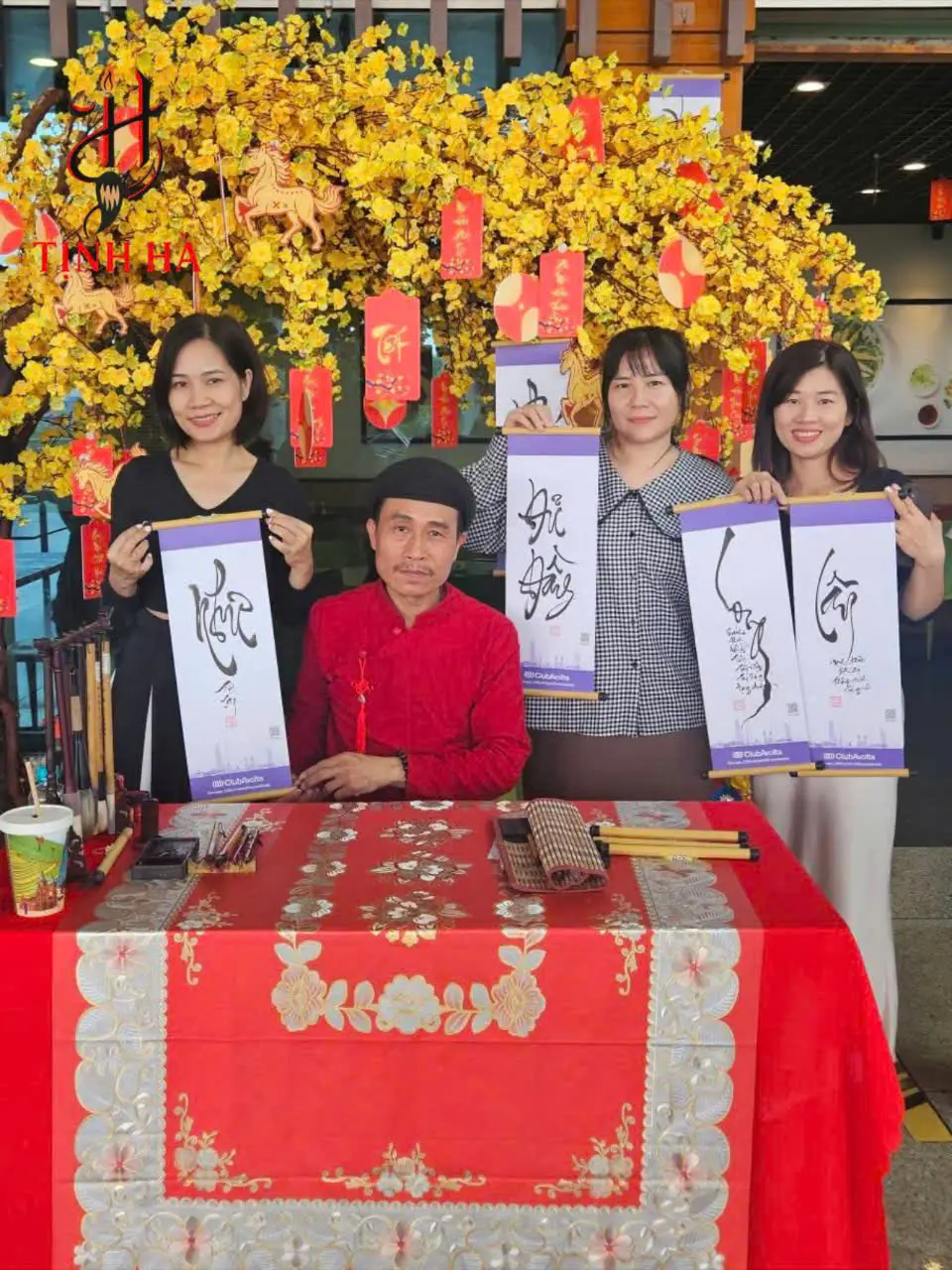 Ông đồ trao tặng thư pháp cho hành khách tại sân bay Tân Sơn Nhất