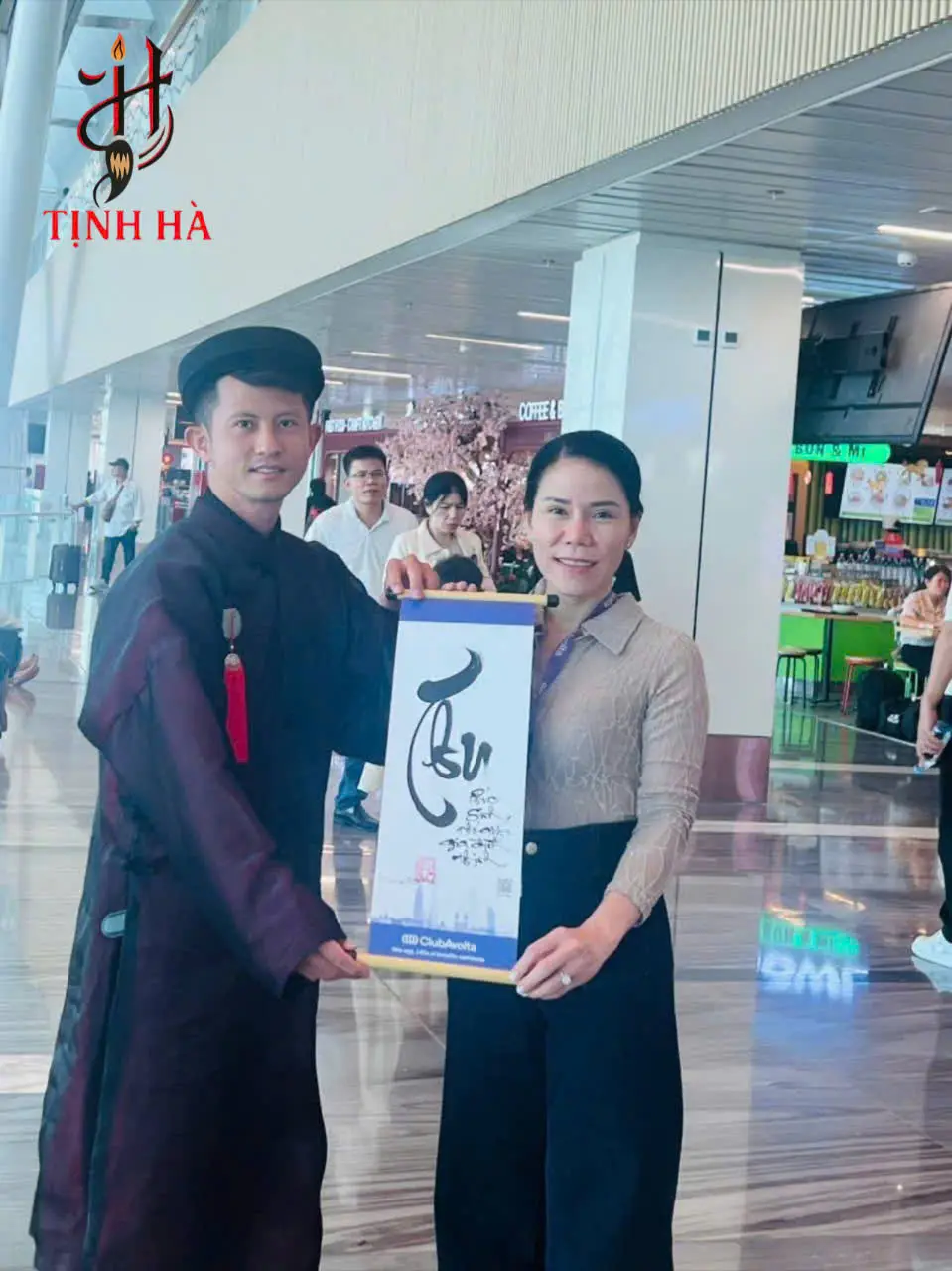 Ông đồ chụp ảnh cùng du khách quốc tế tại sân bay Tân Sơn Nhất