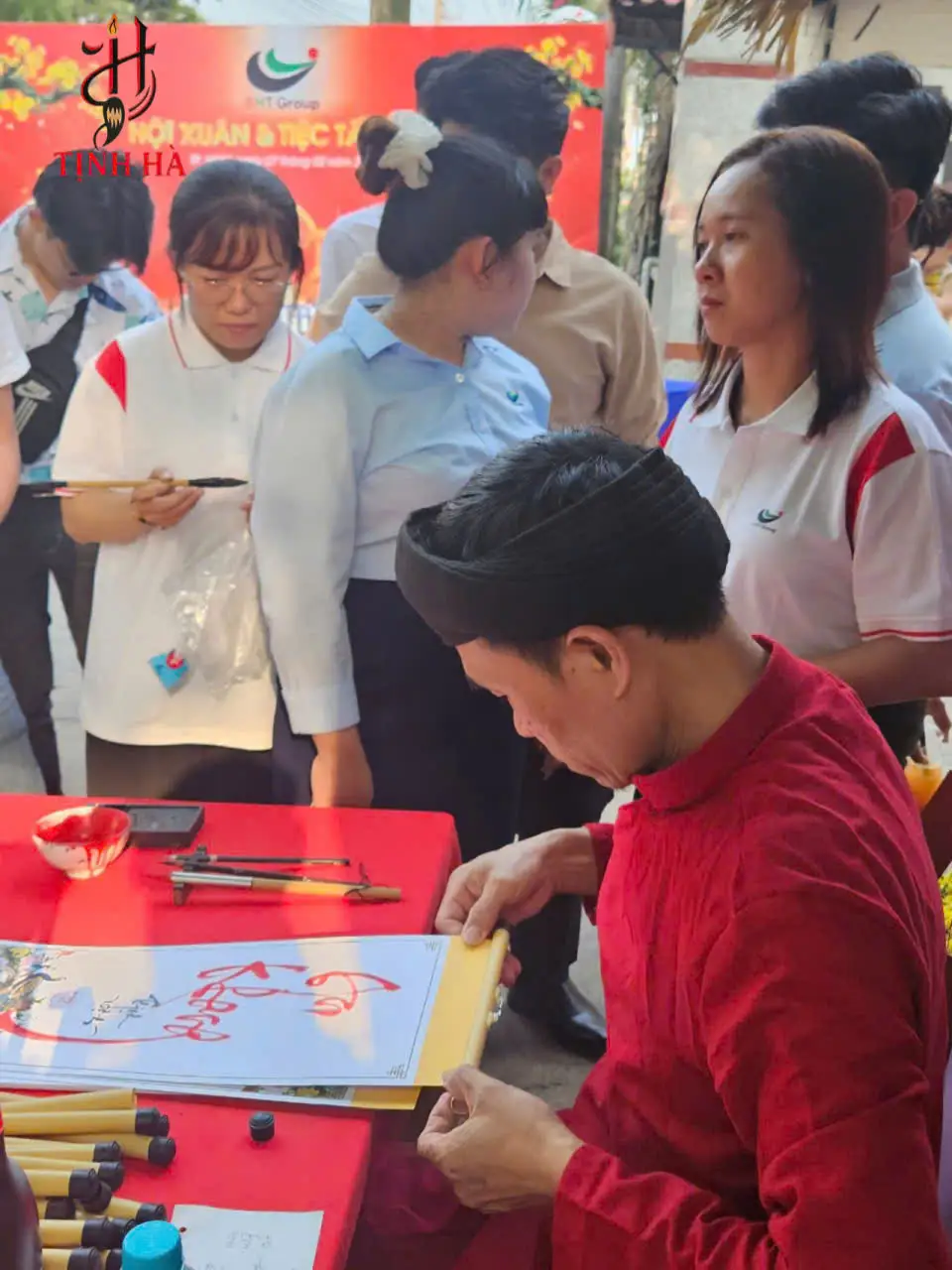 Ông đồ đang viết thư pháp tại tiệc tất niên BHT Group