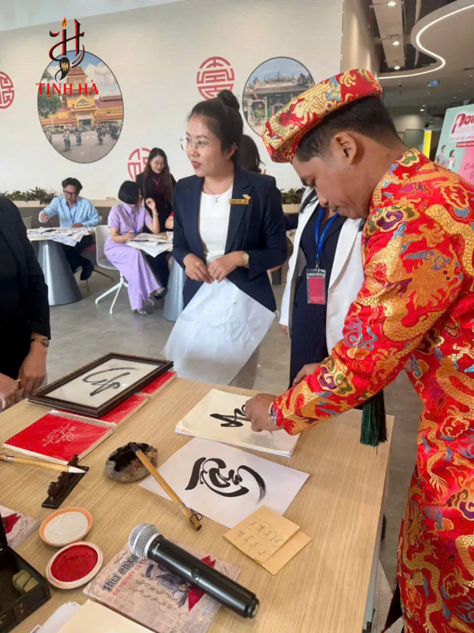 Ông đồ viết thư pháp tặng nhân viên Prudential tại sự kiện workshop