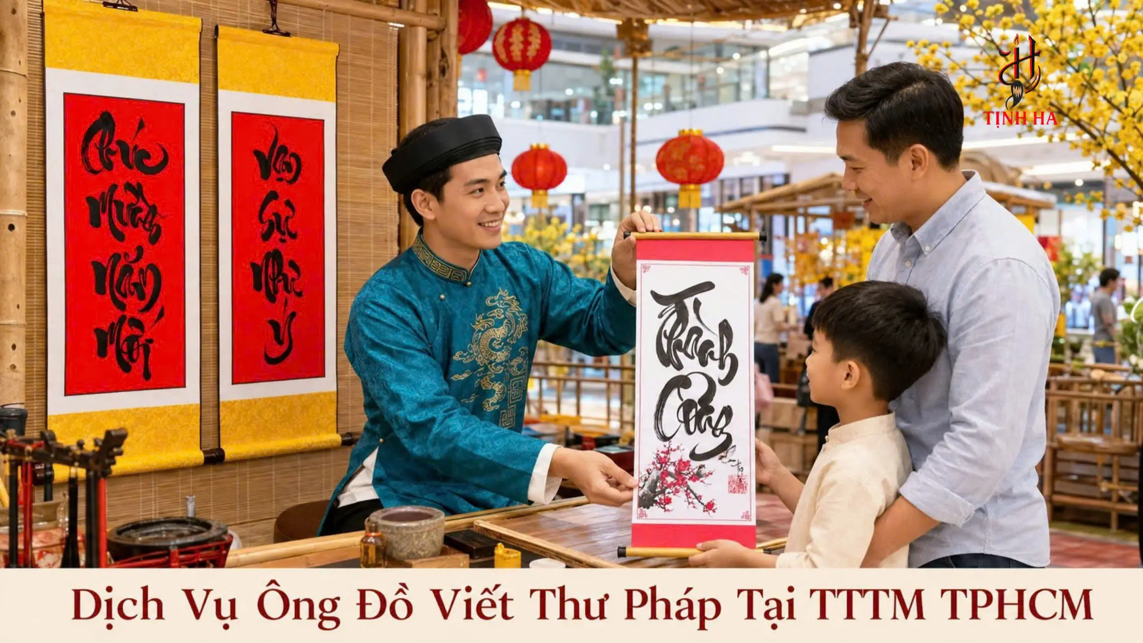 Ông đồ viết thư pháp tặng khách tại sự kiện