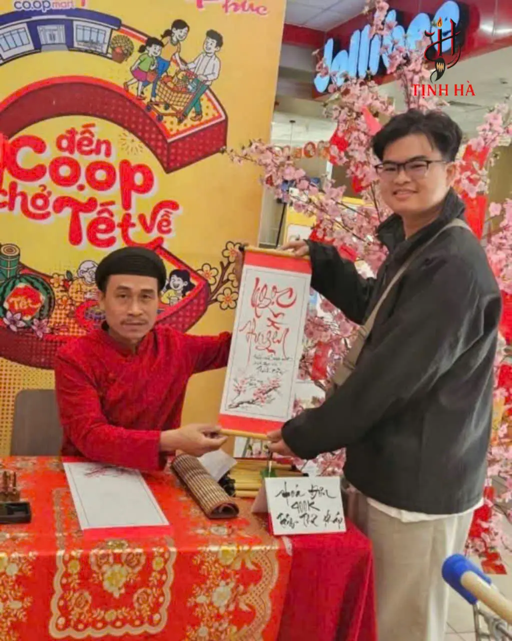 Ông đồ viết thư pháp tại sự kiện Tết ở trung tâm thương mại