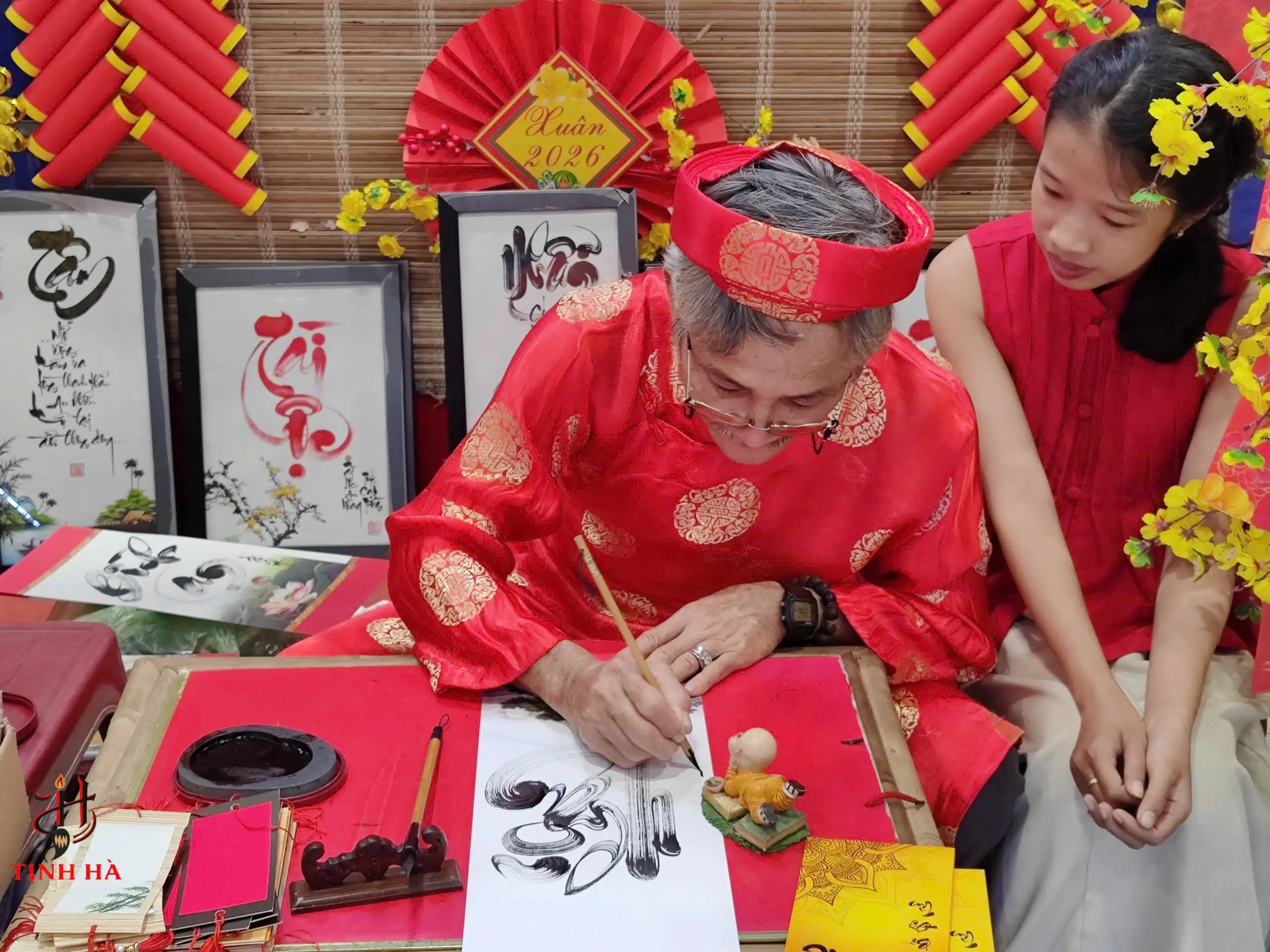 Ông đồ viết thư pháp trực tiếp cho khách tại sự kiện
