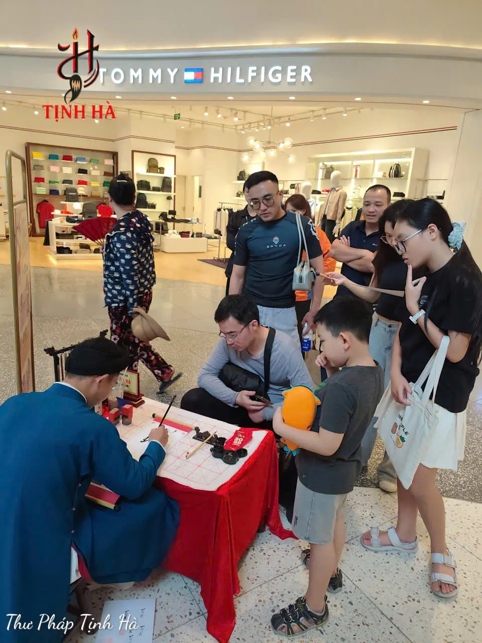 ông đồ viết thư pháp tại trung tâm thương mại thu hút khách tham quan