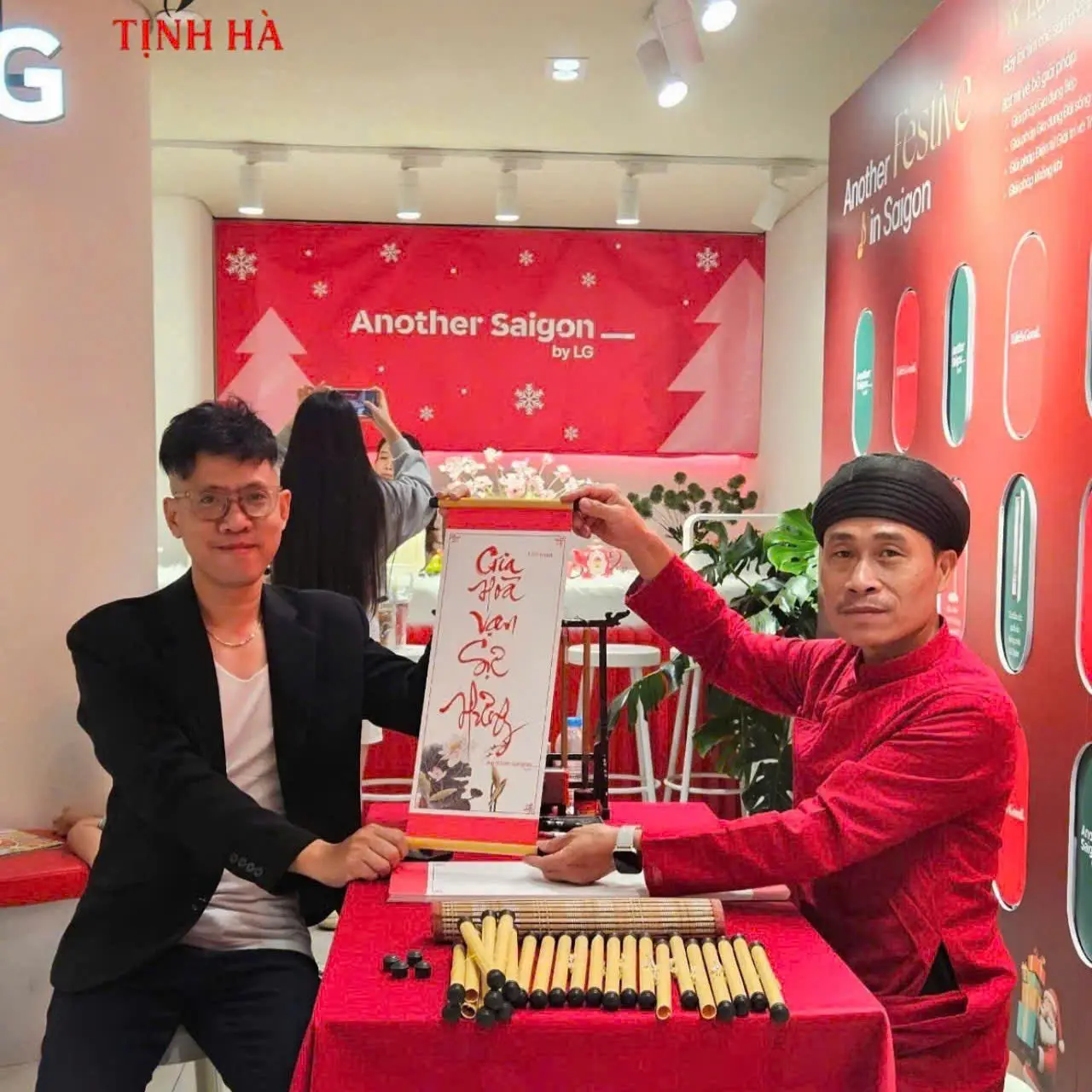 Khách tham dự nhận tác phẩm thư pháp viết trực tiếp tại sự kiện