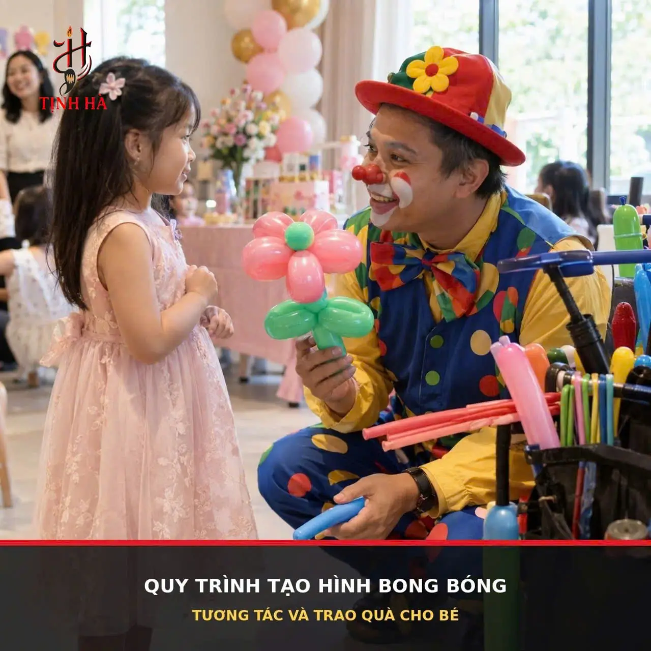 Chú hề tạo hình và trao bong bóng cho bé tại sự kiện