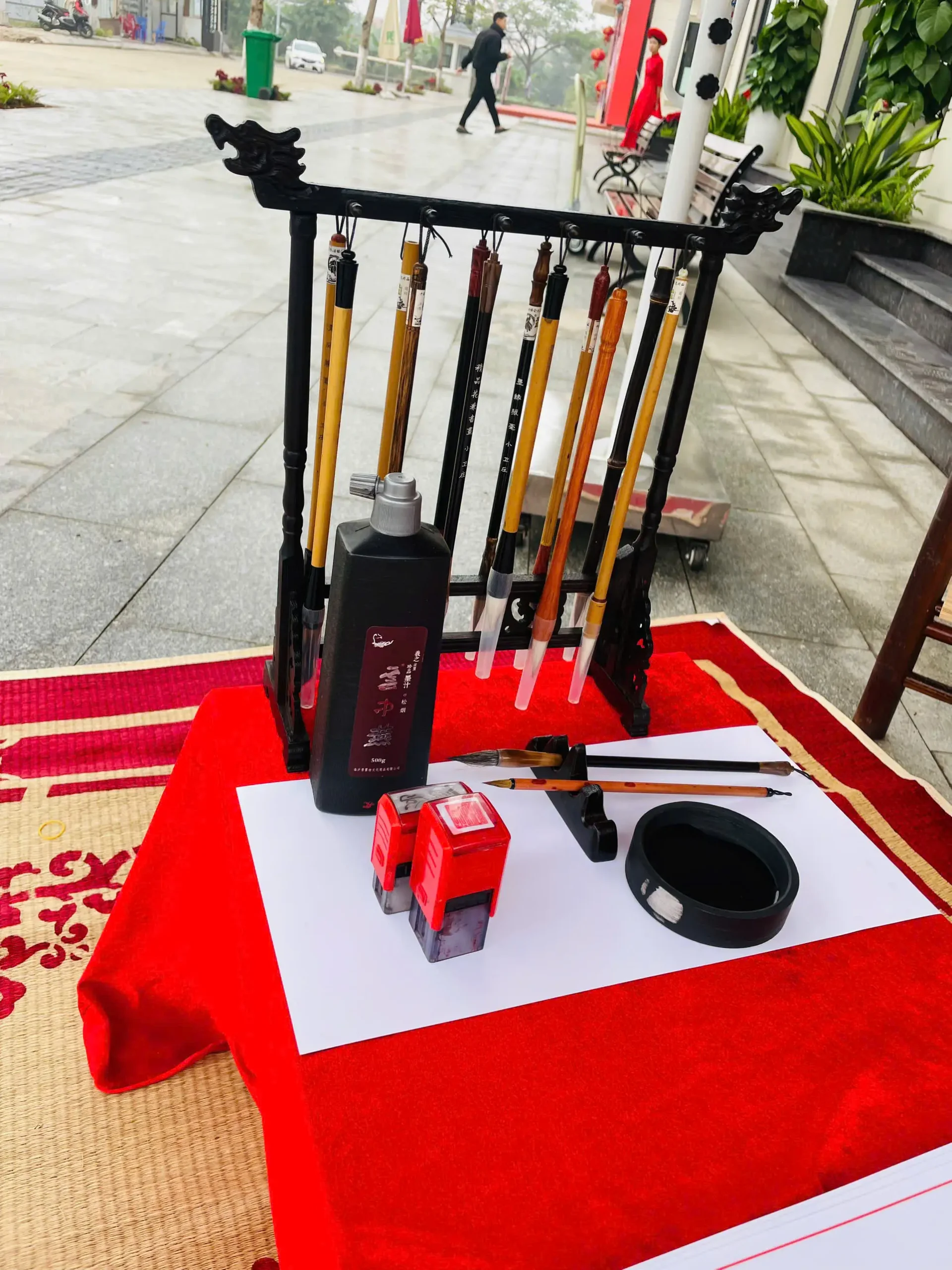 Bàn dụng cụ thư pháp chuẩn bị cho sự kiện viết chữ tại Co.opmart Mipec Long Biên