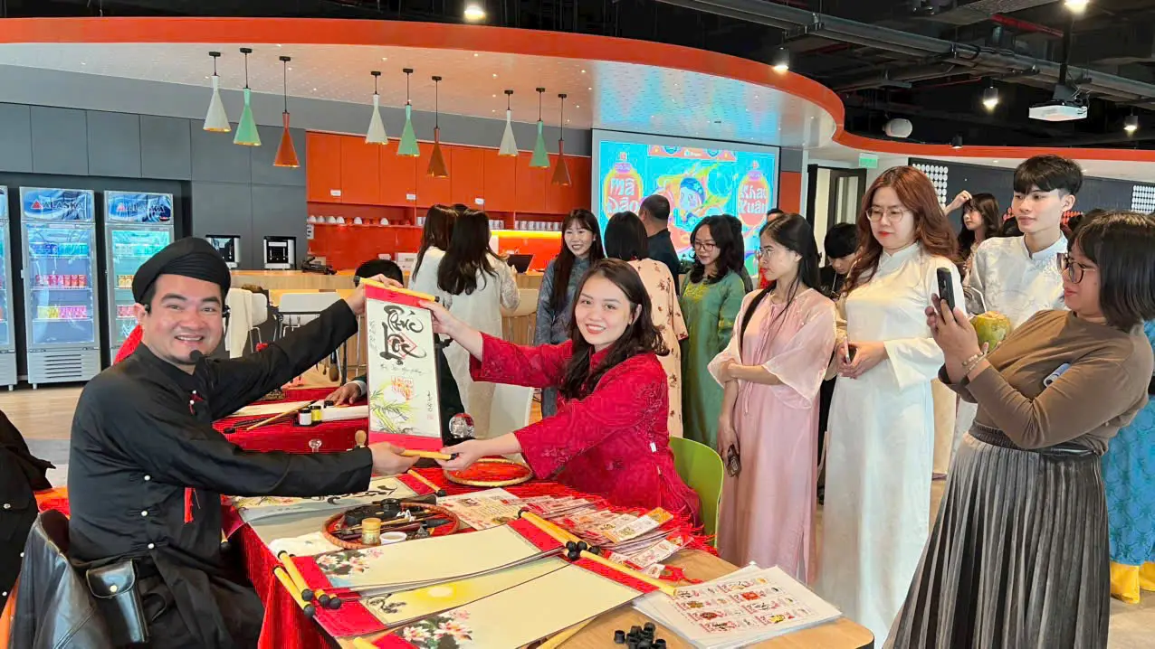 khách xếp hàng xin chữ thư pháp tại sự kiện doanh nghiệp