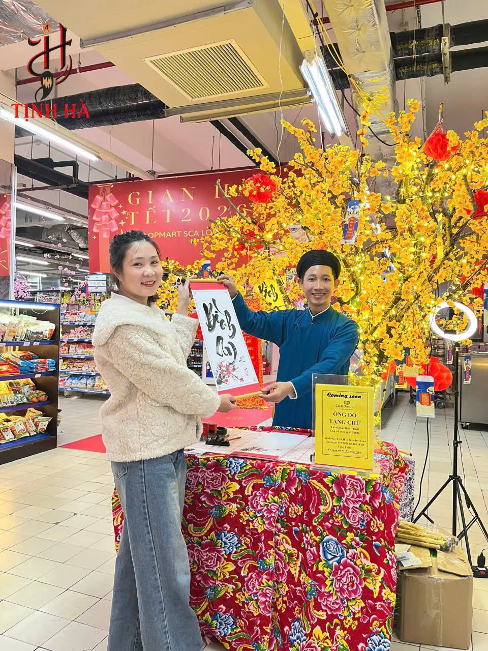 Sự kiện viết chữ thư pháp tại Co.opmart Mipec Long Biên nghệ nhân Tịnh Hà tặng chữ cho khách hàng