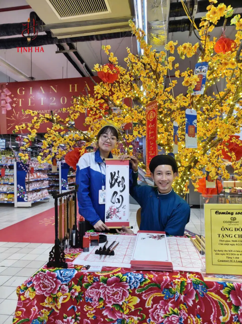 Sự kiện viết chữ thư pháp tại Co.opmart Mipec Long Biên nghệ nhân Tịnh Hà tặng chữ cho khách hàng