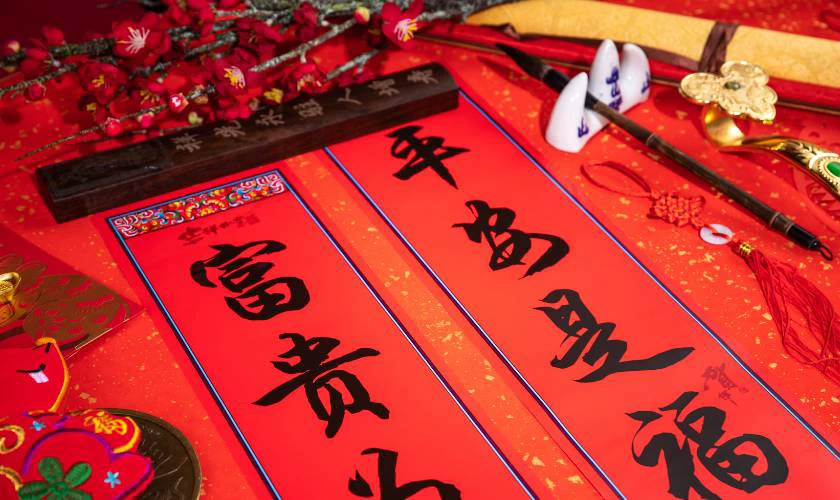 Câu đối thư pháp Tết bằng chữ Hán và Quốc ngữ