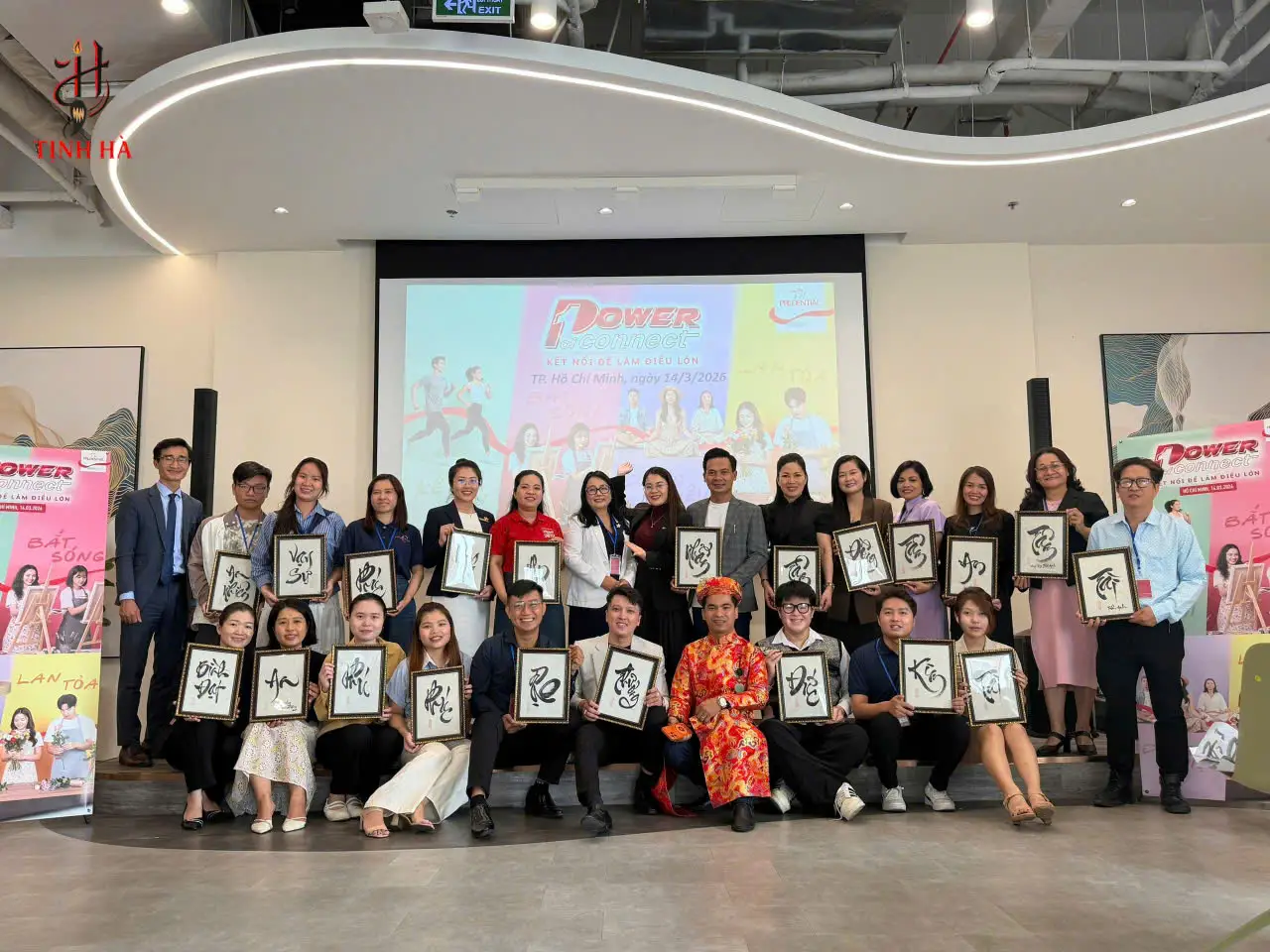 Tác phẩm thư pháp nghệ nhân viết tặng nhân viên Prudential tại workshop