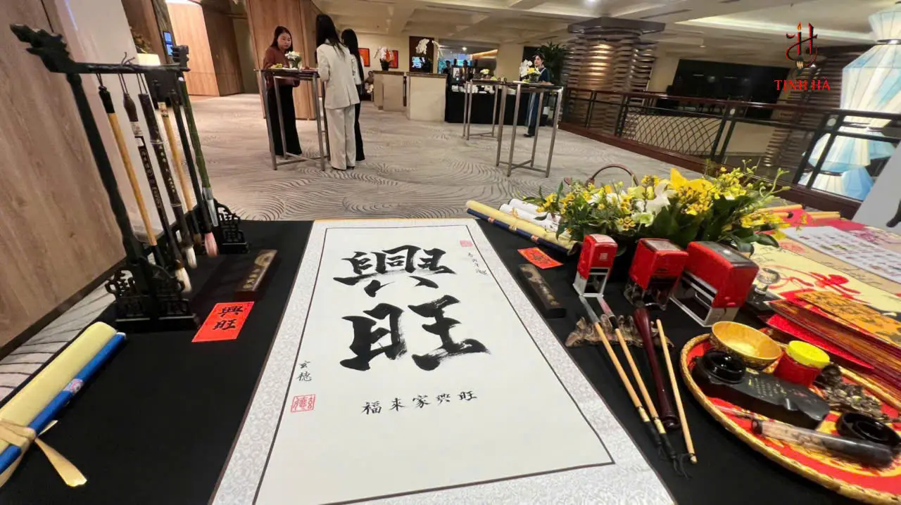 Tác phẩm thư pháp chữ Hán Vượng viết tại sự kiện ANA Japan Hà Nội