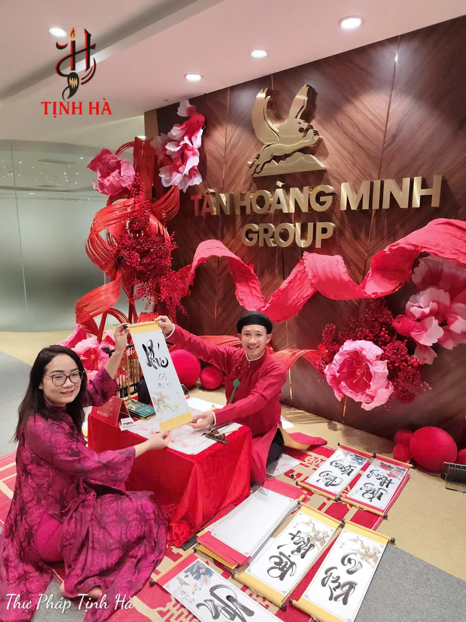 Ông đồ thư pháp Tịnh Hà viết và tặng chữ thư pháp tại sự kiện doanh nghiệp ở TP.HCM