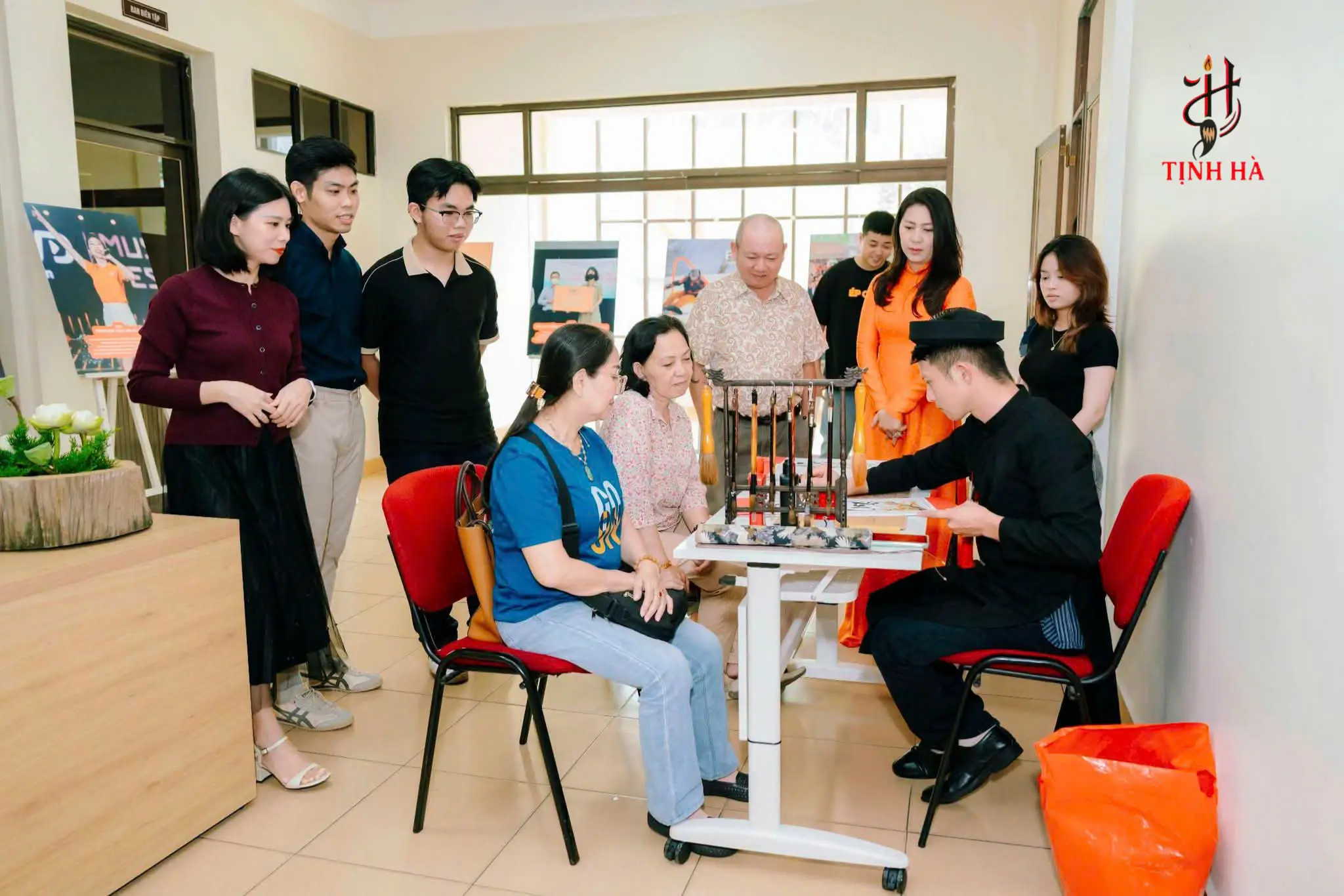Thuê ông đồ tiệc tất niên TPHCM viết thư pháp tặng khách
