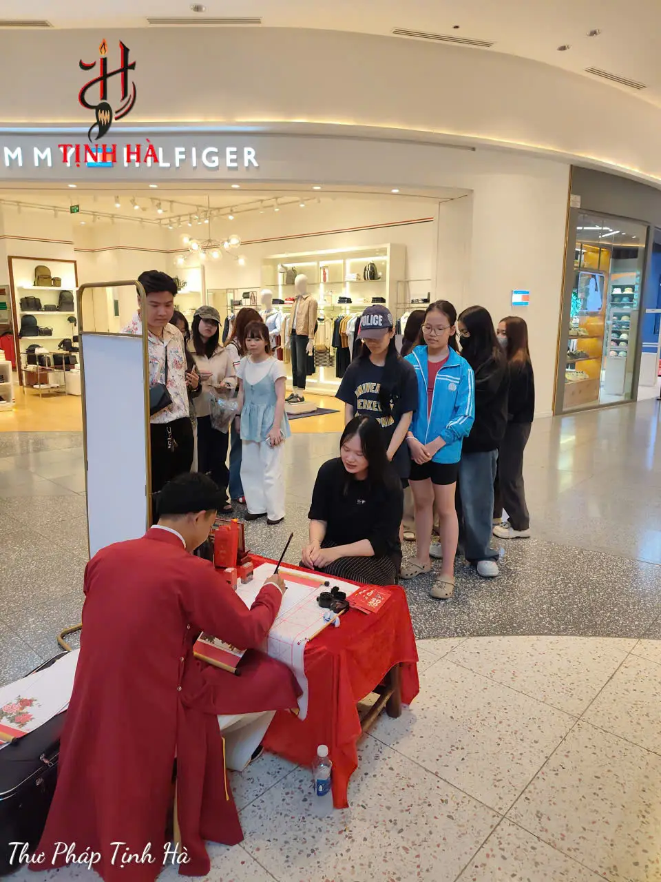 ông đồ viết thư pháp tại sự kiện trung tâm thương mại TPHCM