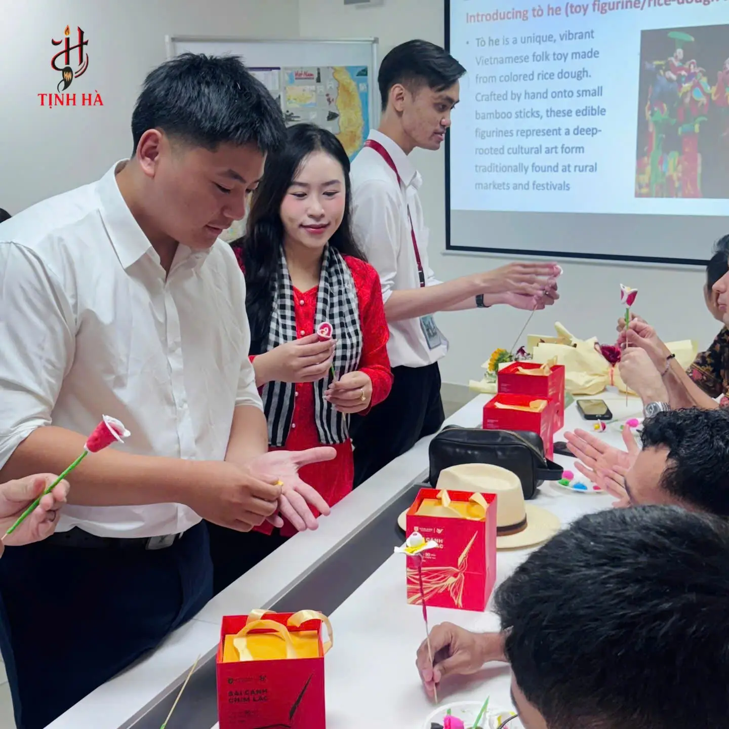 Nghệ nhân hướng dẫn khách trải nghiệm nặn tò he tại sự kiện
