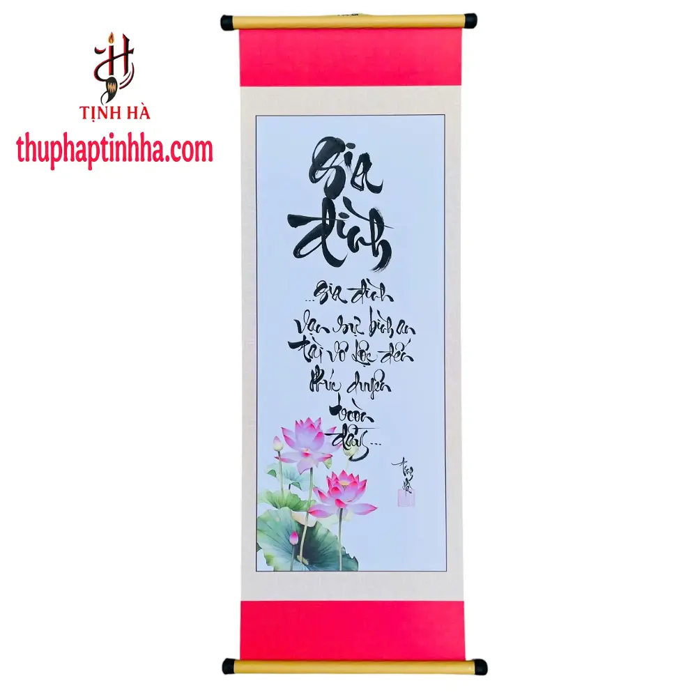 Tranh thư pháp chữ Gia Đình viết tay trên giấy mỹ thuật nền hoa sen.