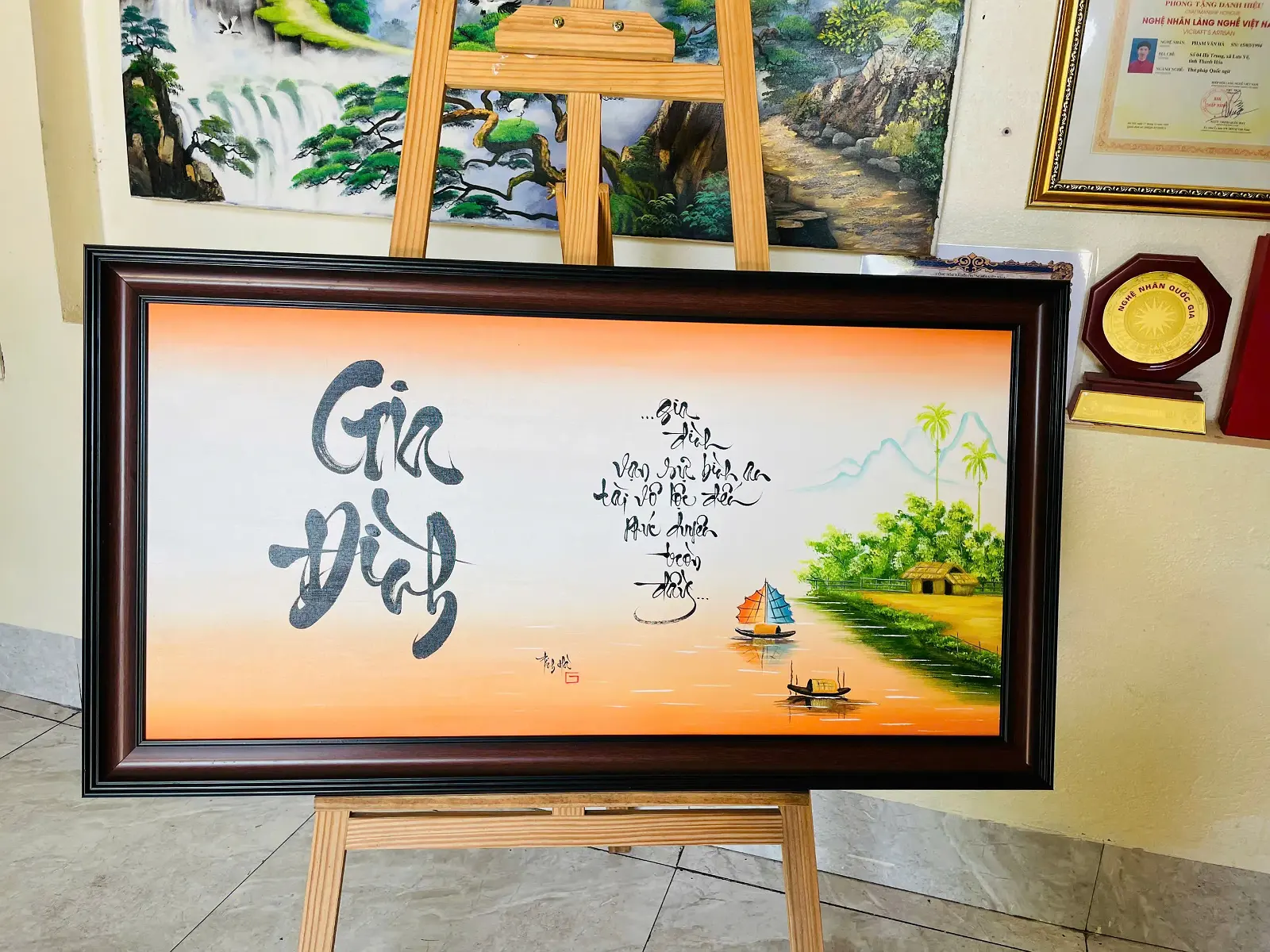 Tranh thư pháp chữ Gia Đình trên chất liệu canvas, khung gỗ cao cấp, do Thư Pháp Tịnh Hà thực hiện, phù hợp treo phòng khách và làm quà tặng gia đình.