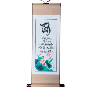 Tranh thư pháp chữ Tâm trên biểu lụa với câu thơ về vinh hoa phú quý và tài lộc.