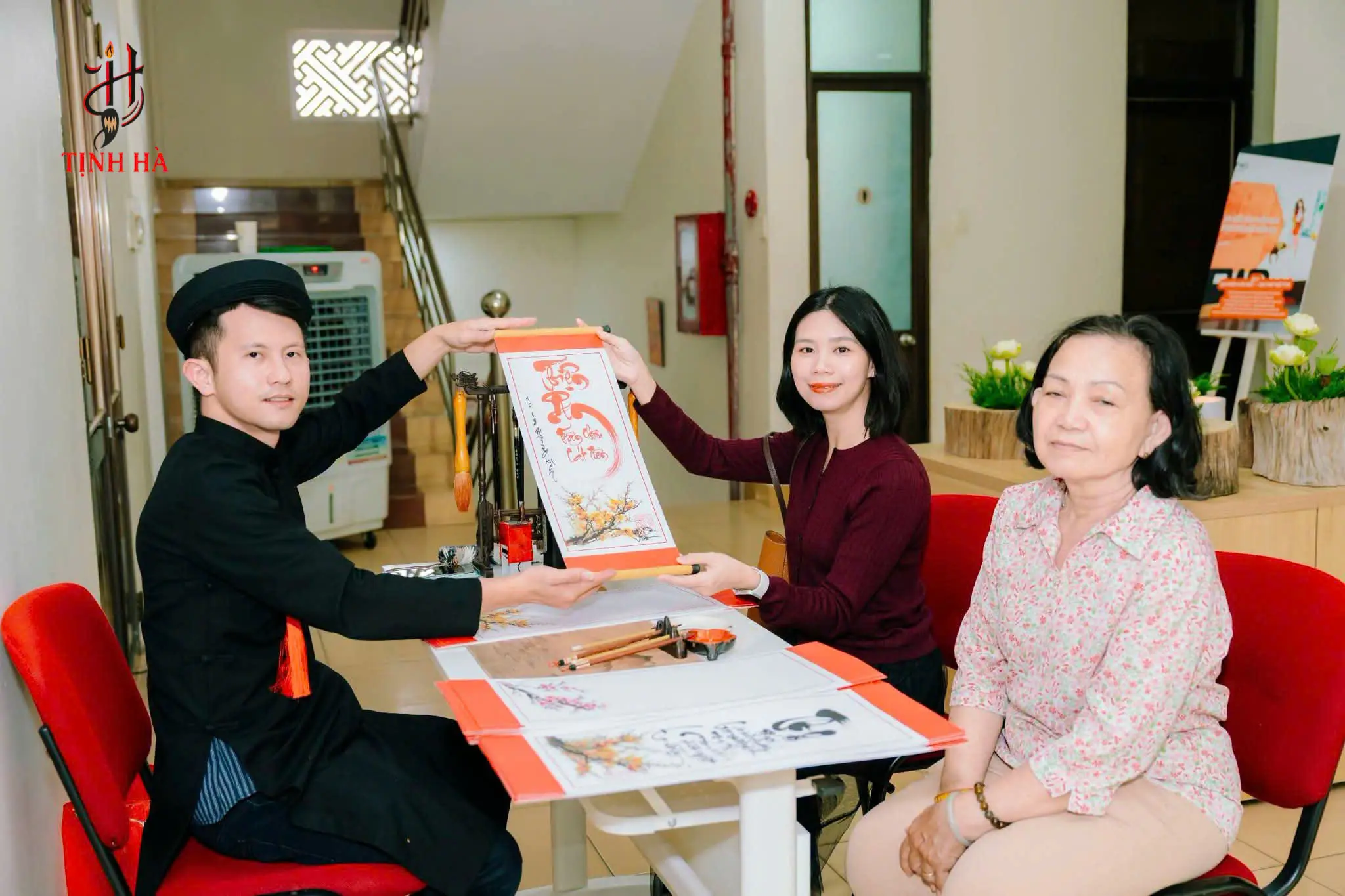 Nghệ nhân trao tặng tác phẩm thư pháp cho khách tại sự kiện FWD