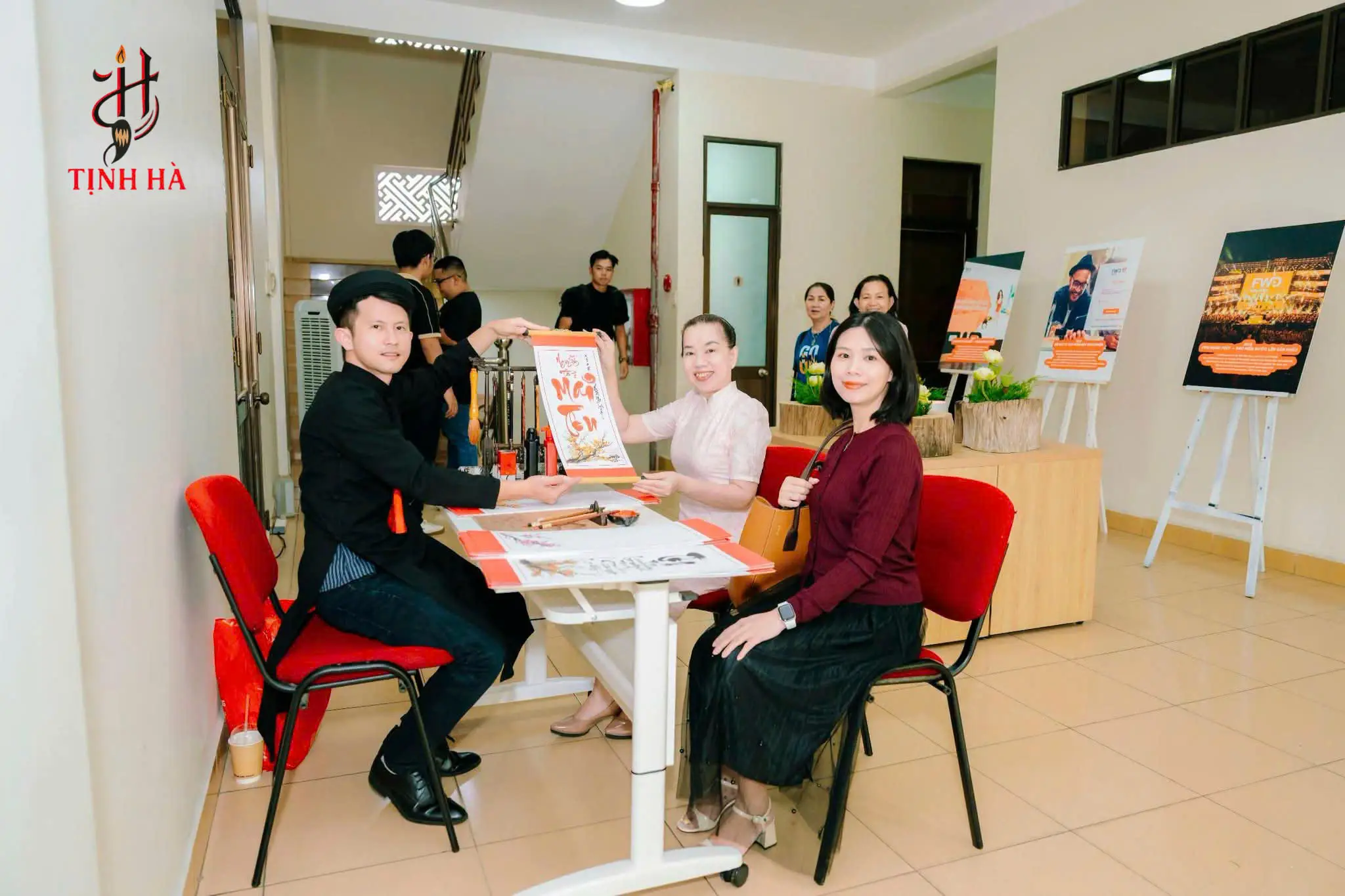 Vật phẩm thư pháp kết hợp nhận diện thương hiệu tại sự kiện