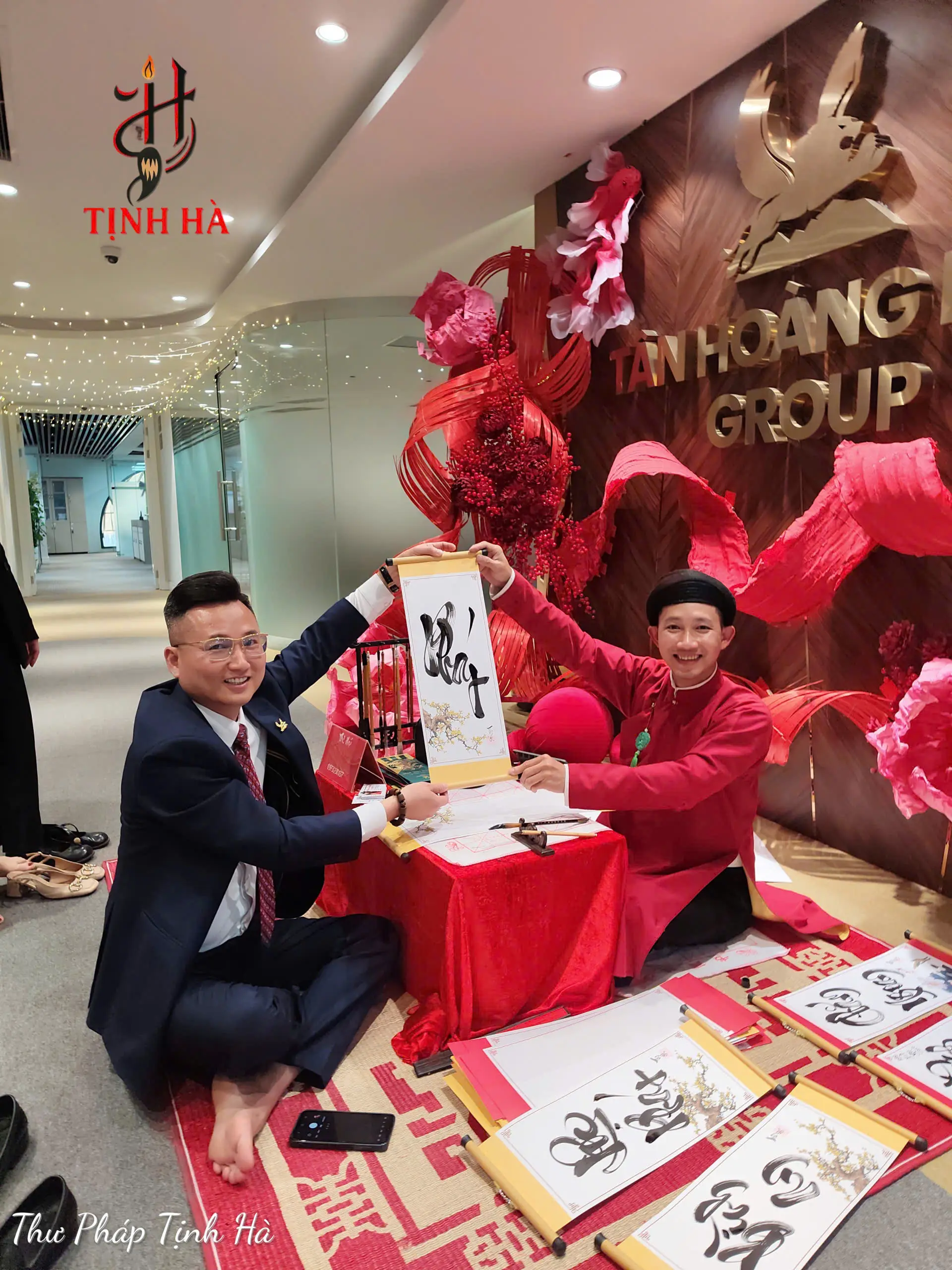 Vietnamese Calligraphy Service presenting personalized calligraphy to a corporate guest during an event in Vietnam.