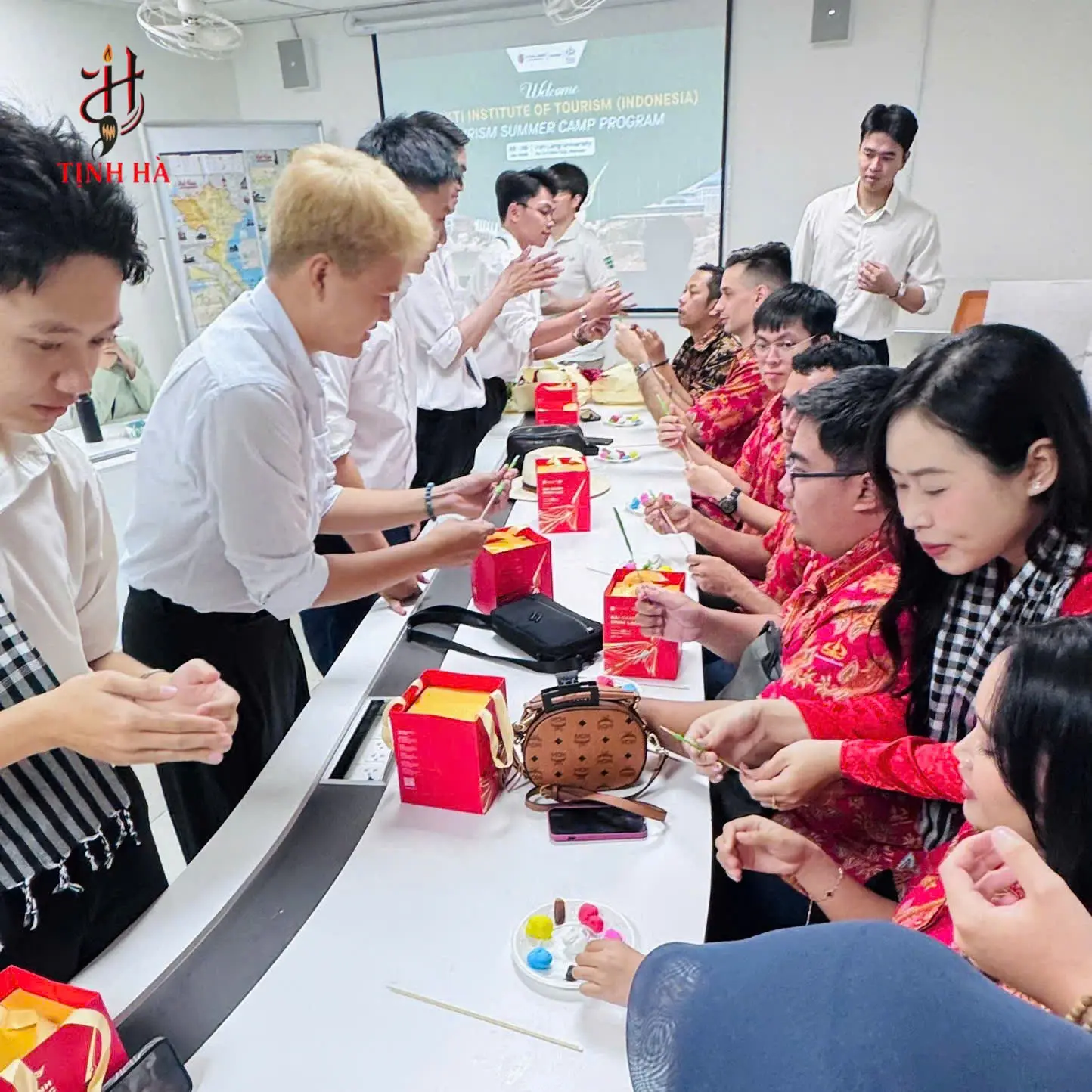 Workshop nặn tò he cho khách tham dự sự kiện