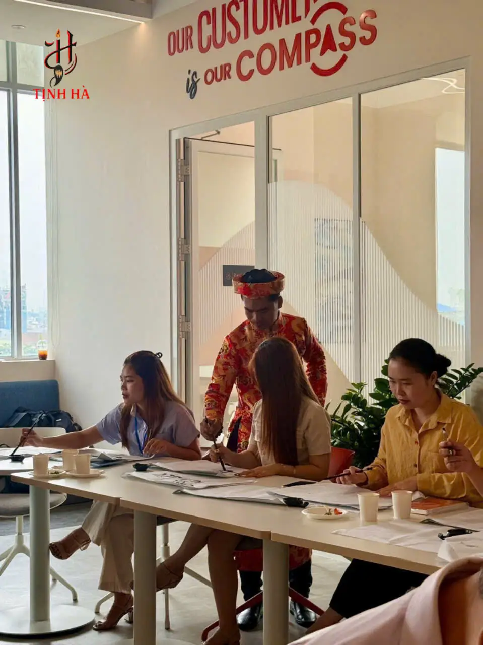 Nghệ nhân thư pháp hướng dẫn nhân viên Prudential viết thư pháp tại workshop quận 11 TPHCM